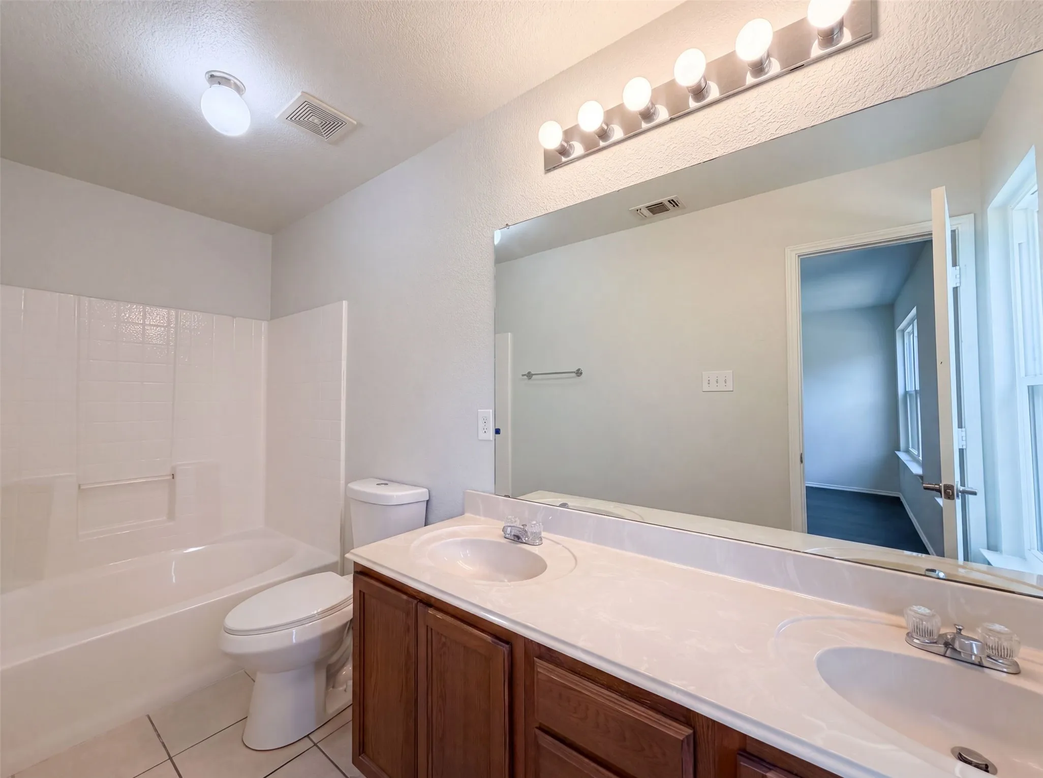 Single Family Residence For Sale in Tarrant County , 825 Village Point Lane, Fort Worth, Texas 76108, 3 Bedroom, 3 Bathroom, 1 Garage spaces, 1,182 Sqft, built in 2006, mls#21348961, Real Estate Agent in Fort Worth, Homes For Sale in Tarrant county, Homes For Sale in Fort Worth, Realtor in Fort Worth Texas, Real Estate Brokerage Independent Realty Texas, Luminita Cordes Realtor