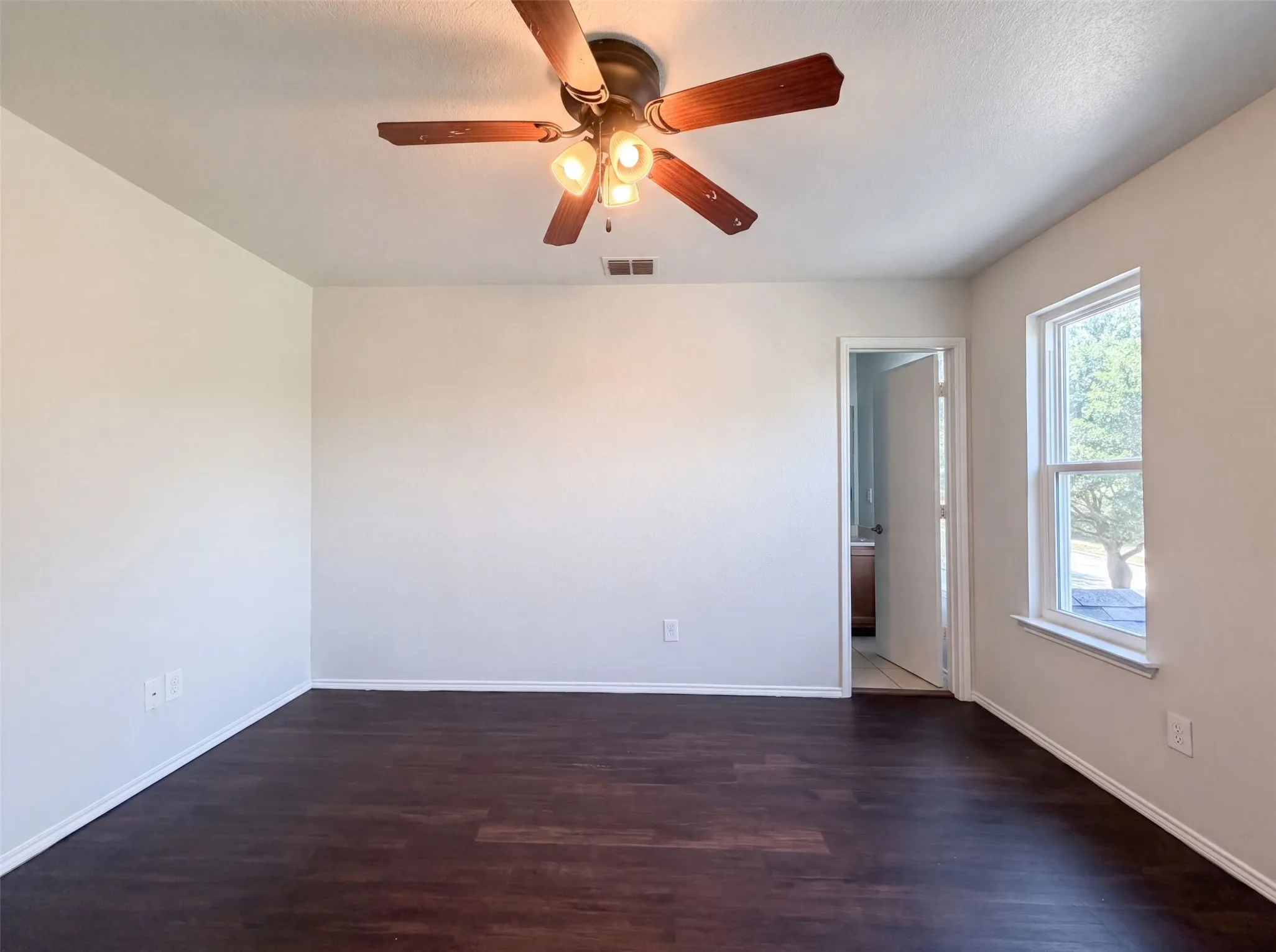 Single Family Residence For Sale in Tarrant County , 825 Village Point Lane, Fort Worth, Texas 76108, 3 Bedroom, 3 Bathroom, 1 Garage spaces, 1,182 Sqft, built in 2006, mls#21348961, Real Estate Agent in Fort Worth, Homes For Sale in Tarrant county, Homes For Sale in Fort Worth, Realtor in Fort Worth Texas, Real Estate Brokerage Independent Realty Texas, Luminita Cordes Realtor