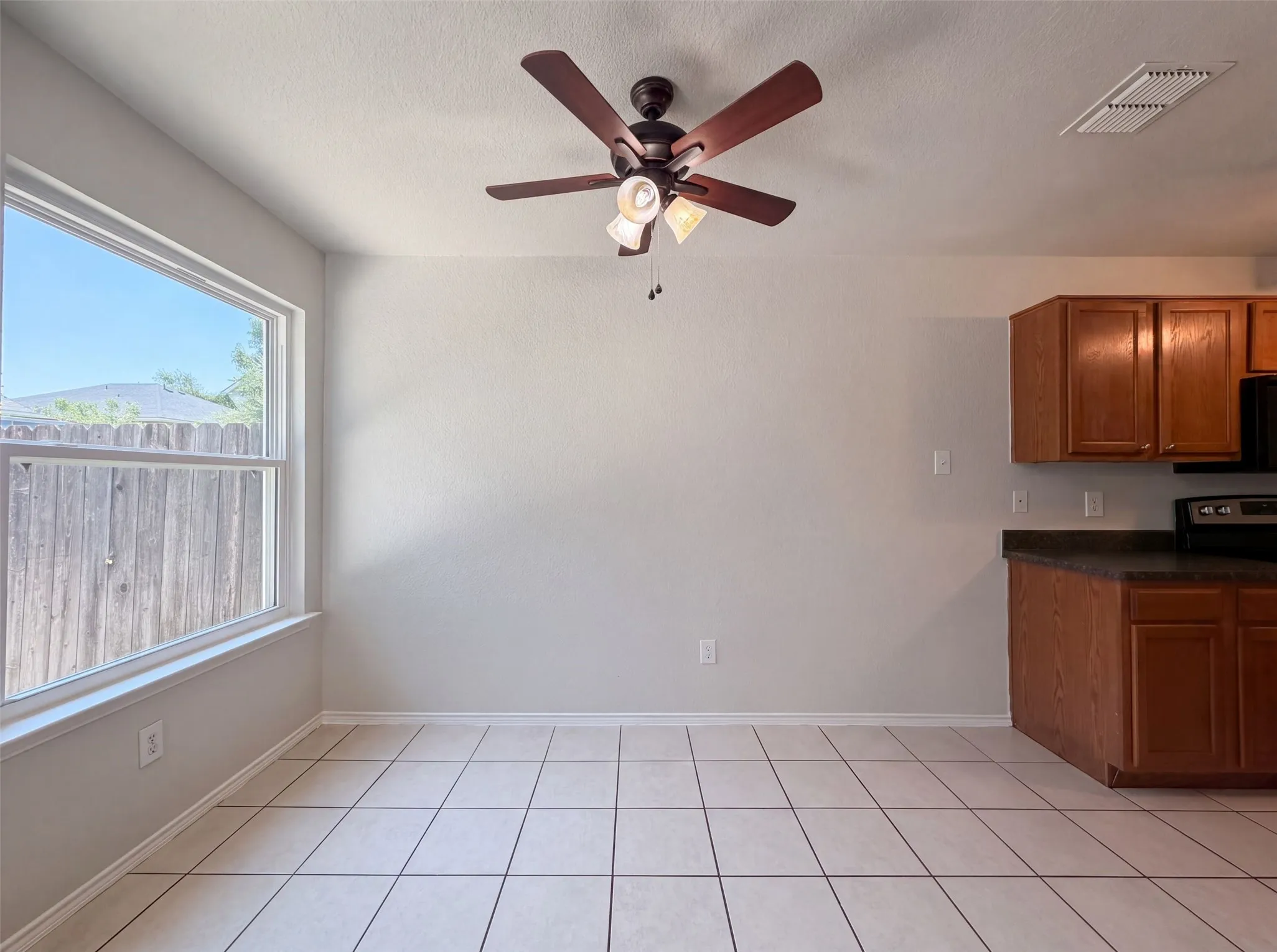 Single Family Residence For Sale in Tarrant County , 825 Village Point Lane, Fort Worth, Texas 76108, 3 Bedroom, 3 Bathroom, 1 Garage spaces, 1,182 Sqft, built in 2006, mls#21348961, Real Estate Agent in Fort Worth, Homes For Sale in Tarrant county, Homes For Sale in Fort Worth, Realtor in Fort Worth Texas, Real Estate Brokerage Independent Realty Texas, Luminita Cordes Realtor
