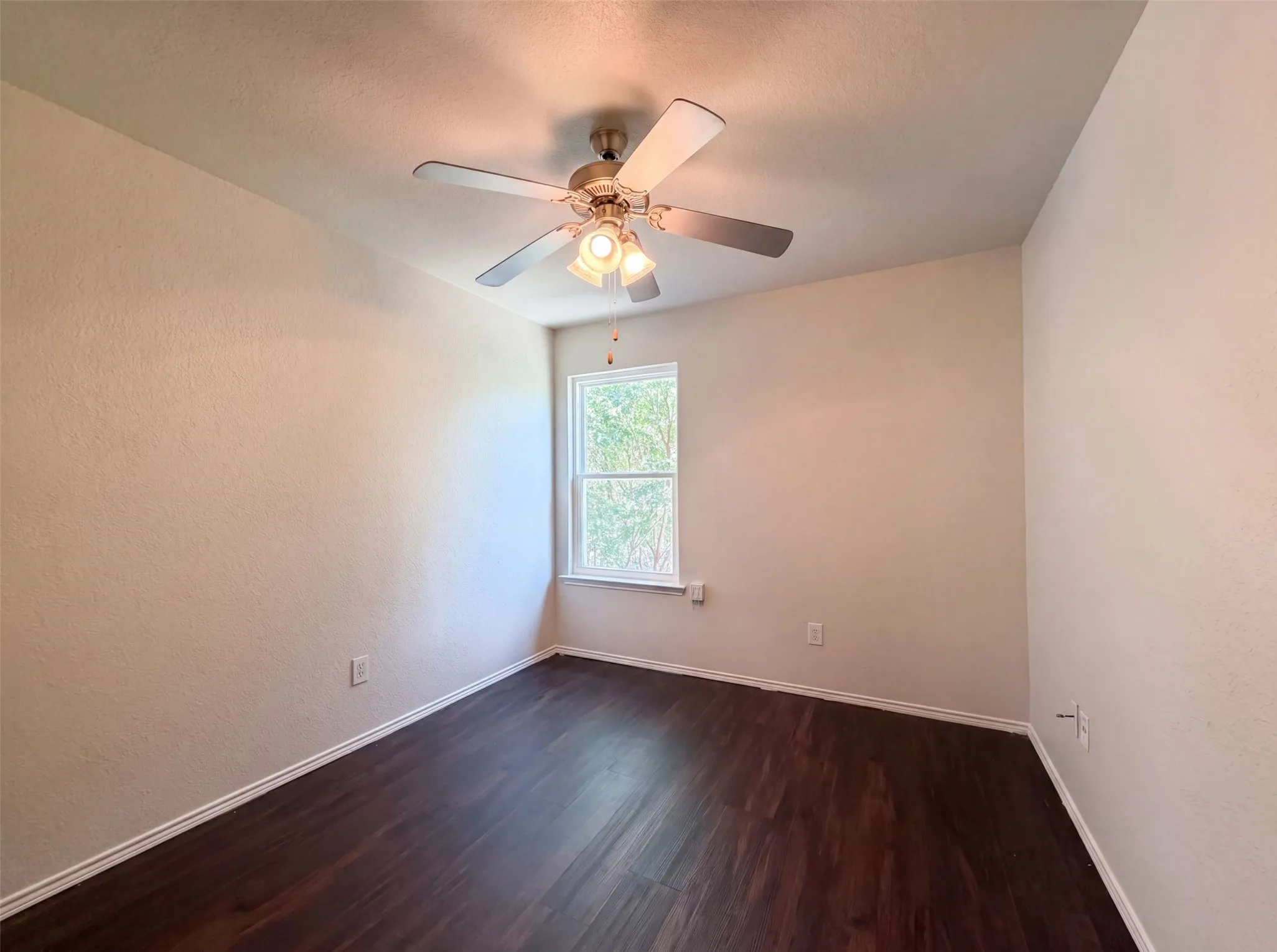 Single Family Residence For Sale in Tarrant County , 825 Village Point Lane, Fort Worth, Texas 76108, 3 Bedroom, 3 Bathroom, 1 Garage spaces, 1,182 Sqft, built in 2006, mls#21348961, Real Estate Agent in Fort Worth, Homes For Sale in Tarrant county, Homes For Sale in Fort Worth, Realtor in Fort Worth Texas, Real Estate Brokerage Independent Realty Texas, Luminita Cordes Realtor