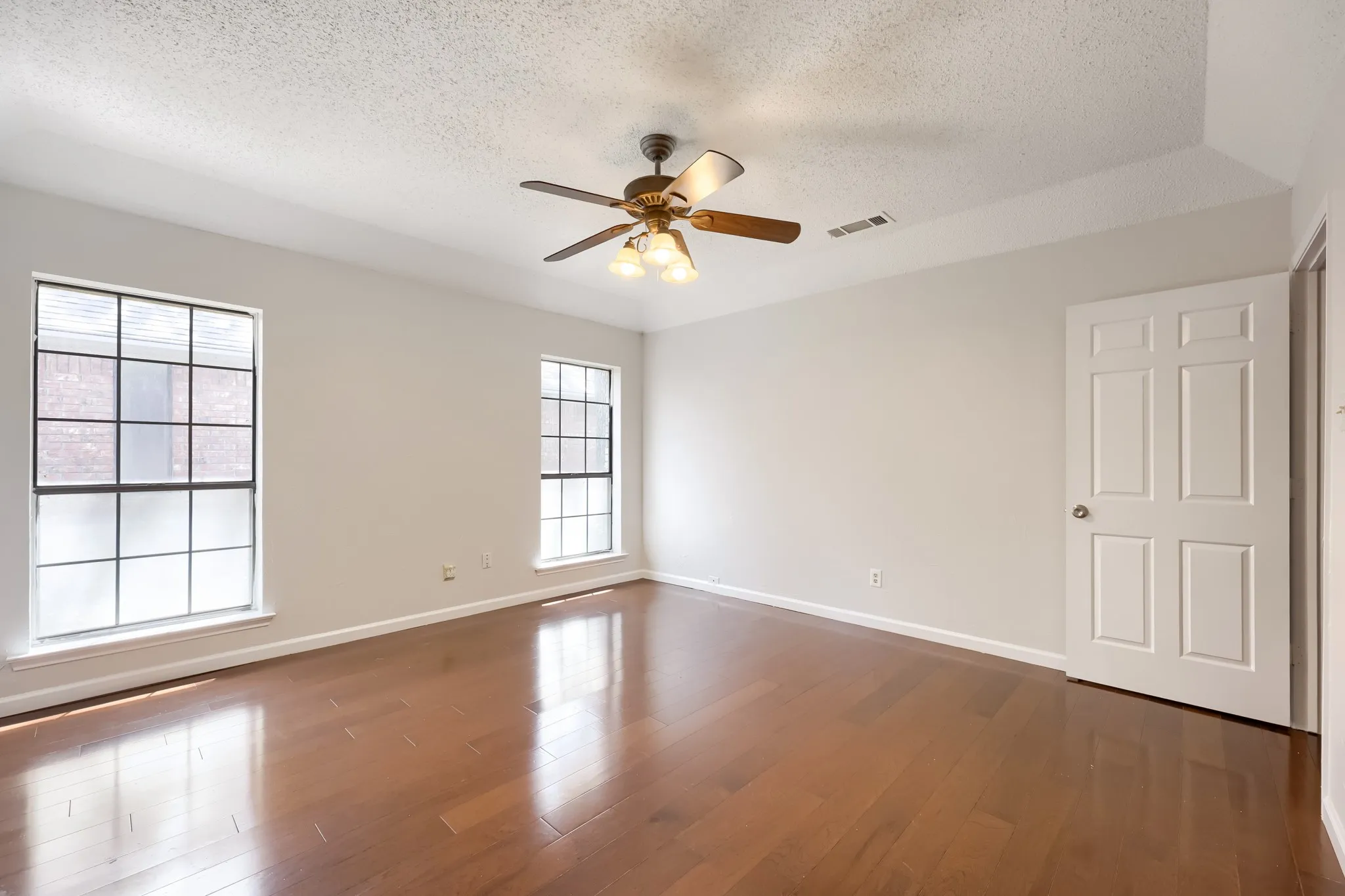 Single Family Residence For Sale in Tarrant County , 3414 Boyd Trail, Arlington, Texas 76017, 3 Bedroom, 2 Bathroom, 2 Garage spaces, 1,930 Sqft, built in 1983, mls#21346164, Real Estate Agent in Arlington, Homes For Sale in Tarrant county, Homes For Sale in Arlington, Realtor in Arlington Texas, Real Estate Brokerage Independent Realty Texas, Luminita Cordes Realtor