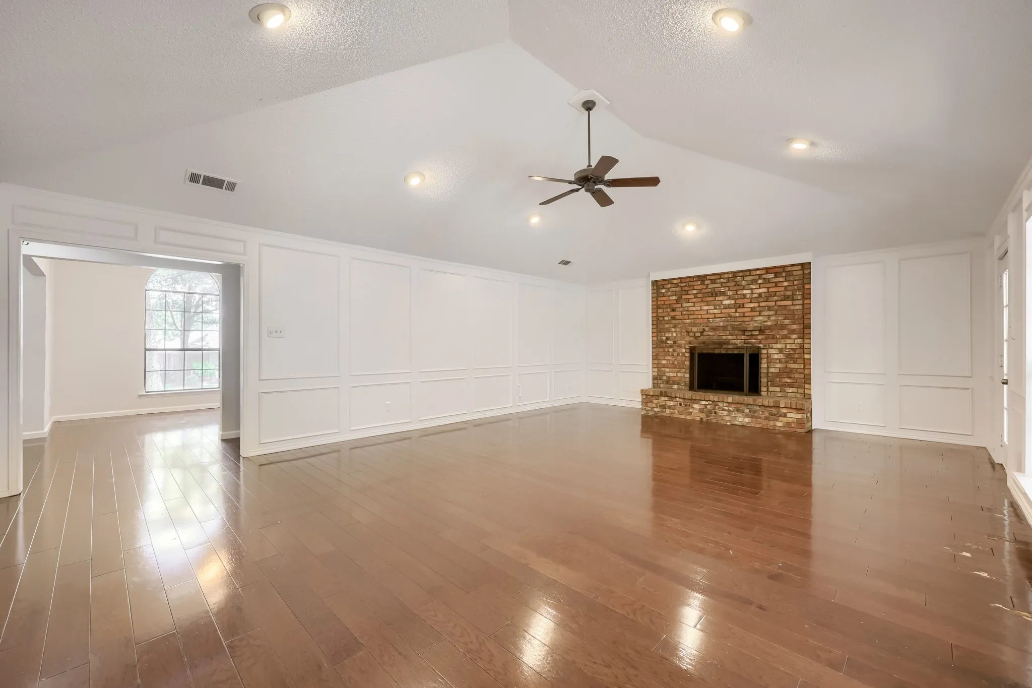 Single Family Residence For Sale in Tarrant County , 3414 Boyd Trail, Arlington, Texas 76017, 3 Bedroom, 2 Bathroom, 2 Garage spaces, 1,930 Sqft, built in 1983, mls#21346164, Real Estate Agent in Arlington, Homes For Sale in Tarrant county, Homes For Sale in Arlington, Realtor in Arlington Texas, Real Estate Brokerage Independent Realty Texas, Luminita Cordes Realtor