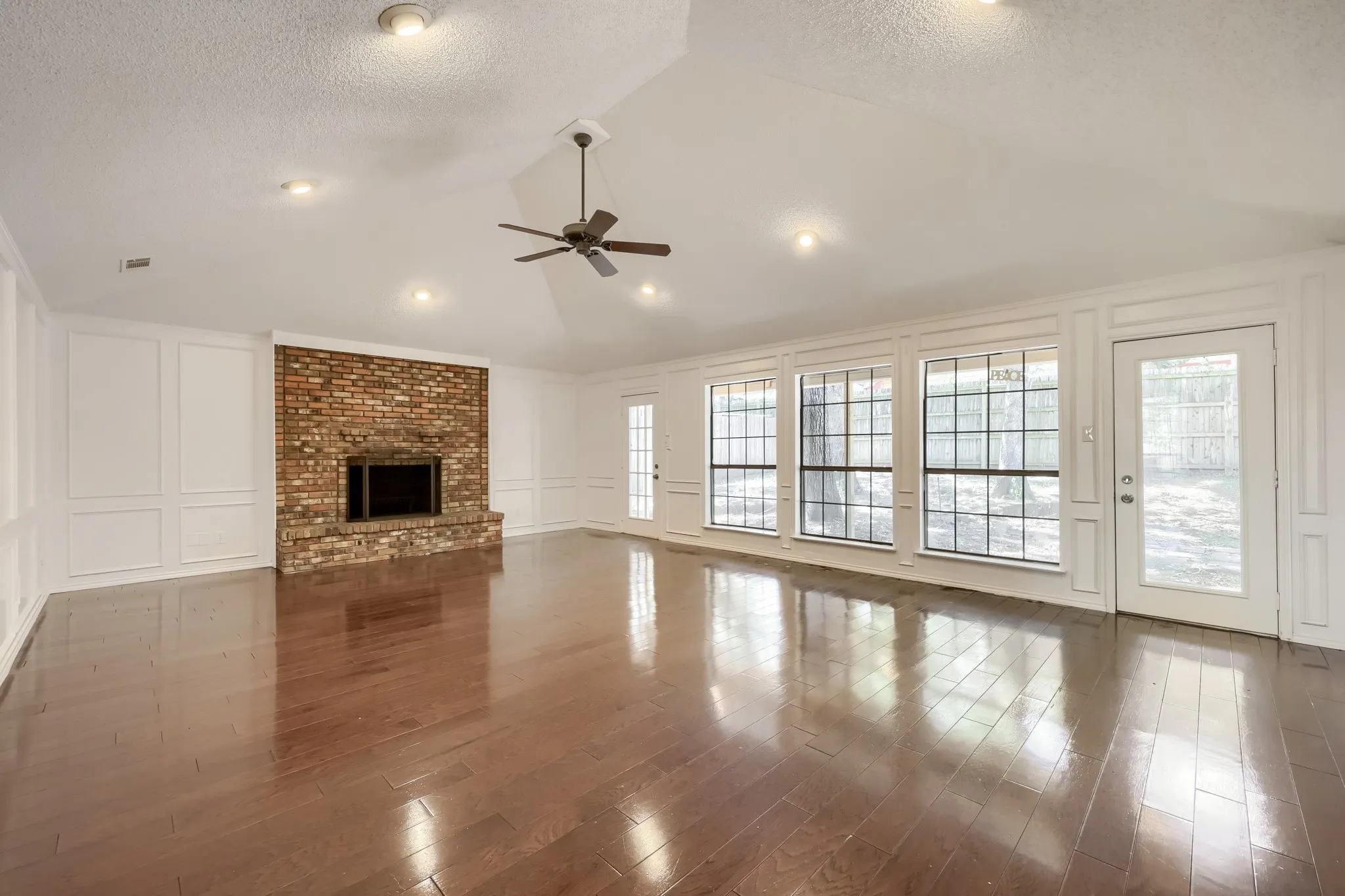 Single Family Residence For Sale in Tarrant County , 3414 Boyd Trail, Arlington, Texas 76017, 3 Bedroom, 2 Bathroom, 2 Garage spaces, 1,930 Sqft, built in 1983, mls#21346164, Real Estate Agent in Arlington, Homes For Sale in Tarrant county, Homes For Sale in Arlington, Realtor in Arlington Texas, Real Estate Brokerage Independent Realty Texas, Luminita Cordes Realtor