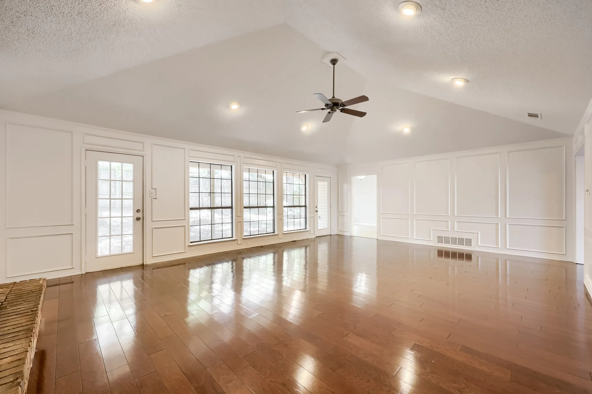 Single Family Residence For Sale in Tarrant County , 3414 Boyd Trail, Arlington, Texas 76017, 3 Bedroom, 2 Bathroom, 2 Garage spaces, 1,930 Sqft, built in 1983, mls#21346164, Real Estate Agent in Arlington, Homes For Sale in Tarrant county, Homes For Sale in Arlington, Realtor in Arlington Texas, Real Estate Brokerage Independent Realty Texas, Luminita Cordes Realtor