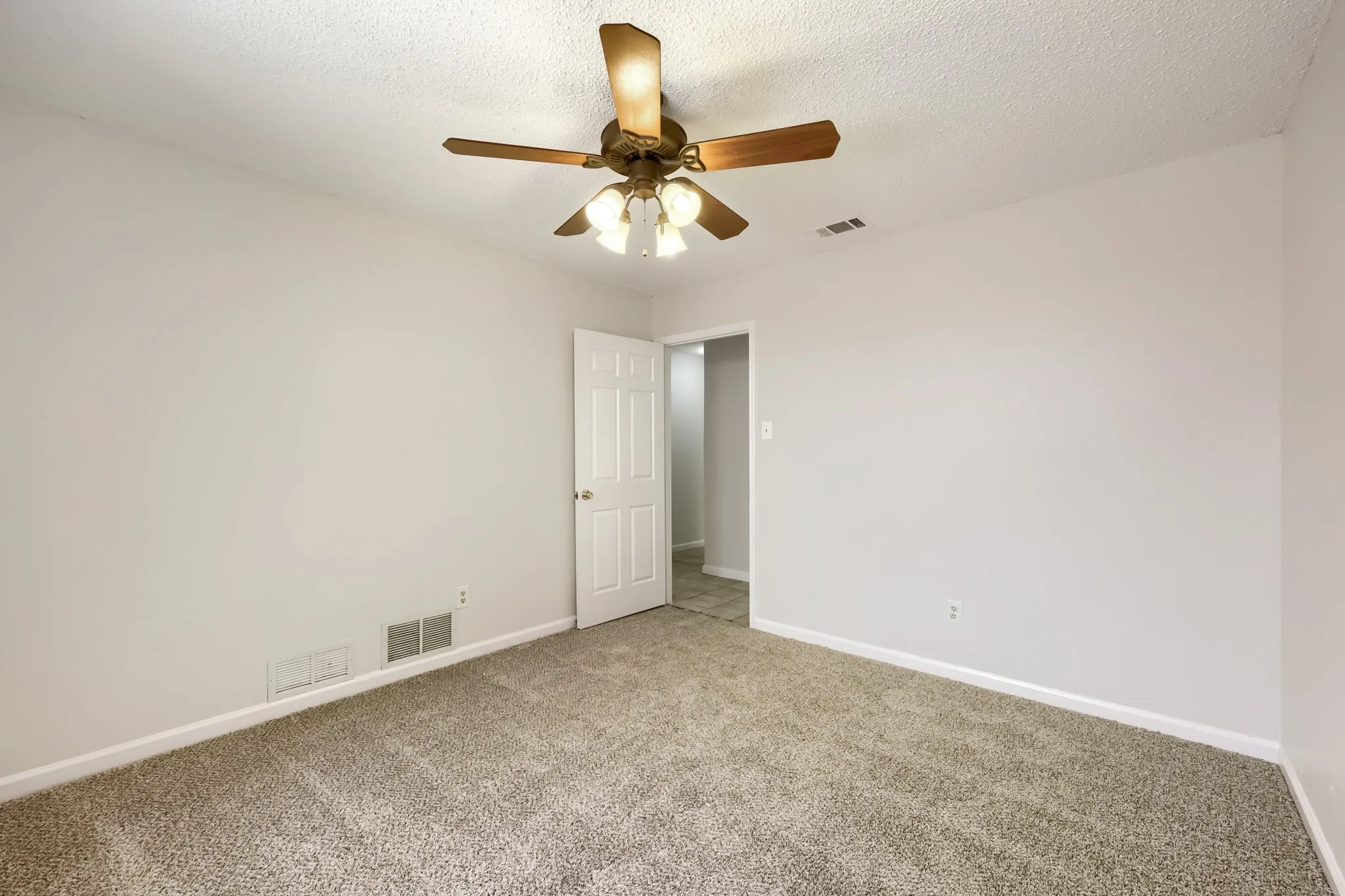 Single Family Residence For Sale in Tarrant County , 3414 Boyd Trail, Arlington, Texas 76017, 3 Bedroom, 2 Bathroom, 2 Garage spaces, 1,930 Sqft, built in 1983, mls#21346164, Real Estate Agent in Arlington, Homes For Sale in Tarrant county, Homes For Sale in Arlington, Realtor in Arlington Texas, Real Estate Brokerage Independent Realty Texas, Luminita Cordes Realtor