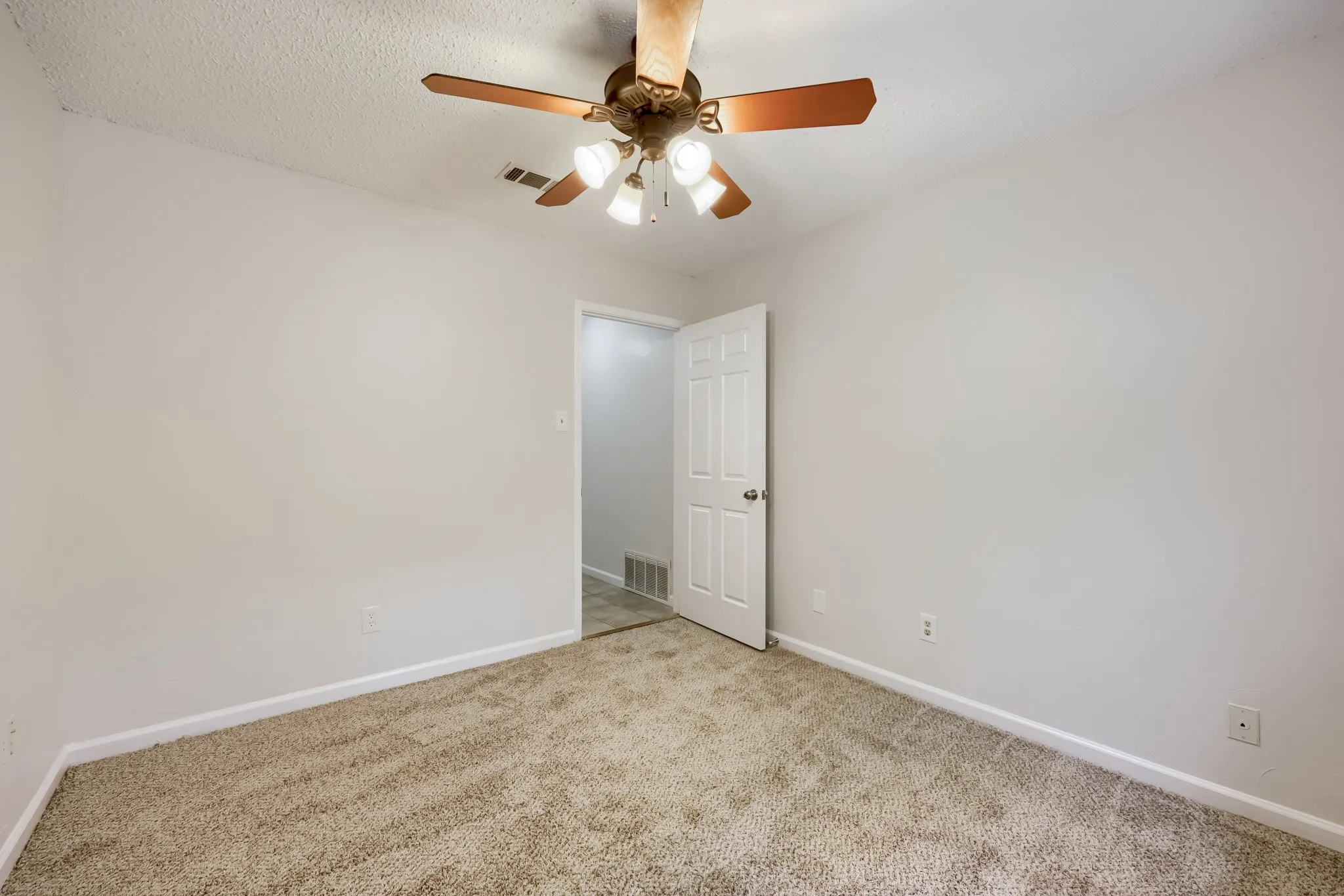 Single Family Residence For Sale in Tarrant County , 3414 Boyd Trail, Arlington, Texas 76017, 3 Bedroom, 2 Bathroom, 2 Garage spaces, 1,930 Sqft, built in 1983, mls#21346164, Real Estate Agent in Arlington, Homes For Sale in Tarrant county, Homes For Sale in Arlington, Realtor in Arlington Texas, Real Estate Brokerage Independent Realty Texas, Luminita Cordes Realtor