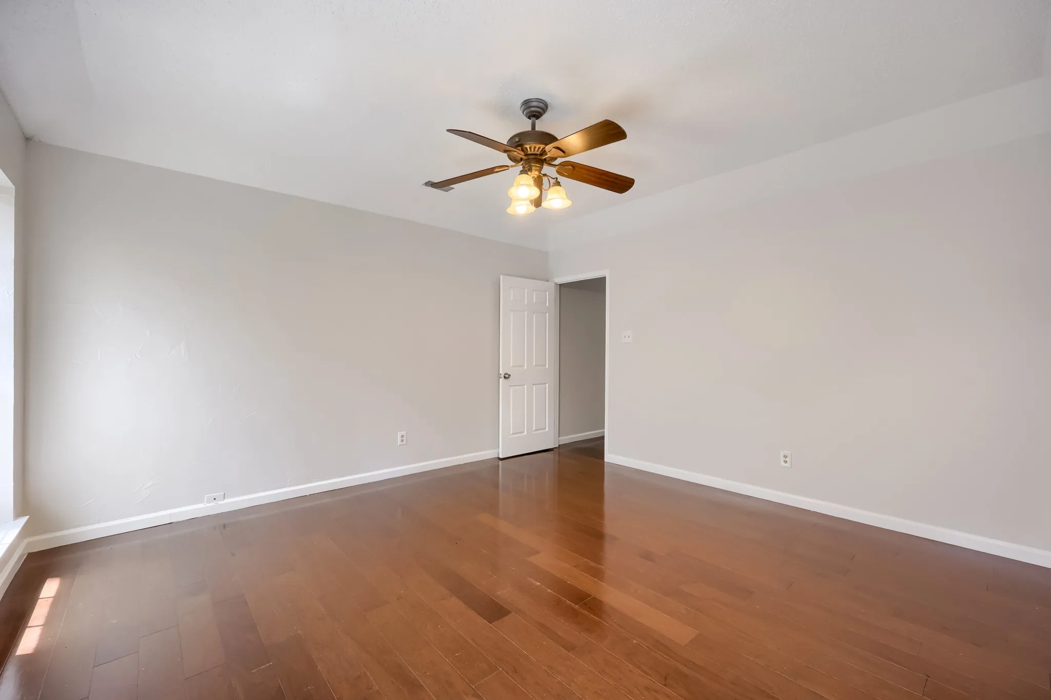 Single Family Residence For Sale in Tarrant County , 3414 Boyd Trail, Arlington, Texas 76017, 3 Bedroom, 2 Bathroom, 2 Garage spaces, 1,930 Sqft, built in 1983, mls#21346164, Real Estate Agent in Arlington, Homes For Sale in Tarrant county, Homes For Sale in Arlington, Realtor in Arlington Texas, Real Estate Brokerage Independent Realty Texas, Luminita Cordes Realtor