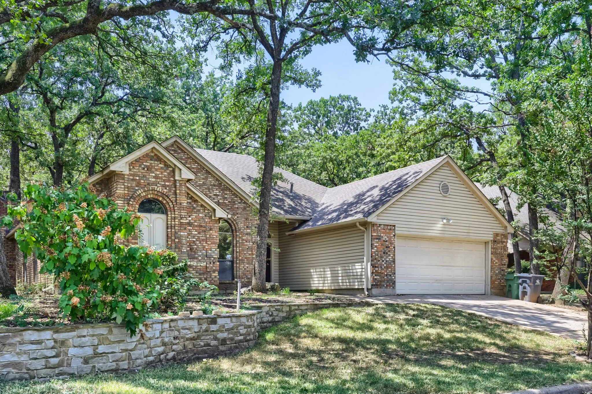 Single Family Residence For Sale in Tarrant County , 3414 Boyd Trail, Arlington, Texas 76017, 3 Bedroom, 2 Bathroom, 2 Garage spaces, 1,930 Sqft, built in 1983, mls#21346164, Real Estate Agent in Arlington, Homes For Sale in Tarrant county, Homes For Sale in Arlington, Realtor in Arlington Texas, Real Estate Brokerage Independent Realty Texas, Luminita Cordes Realtor