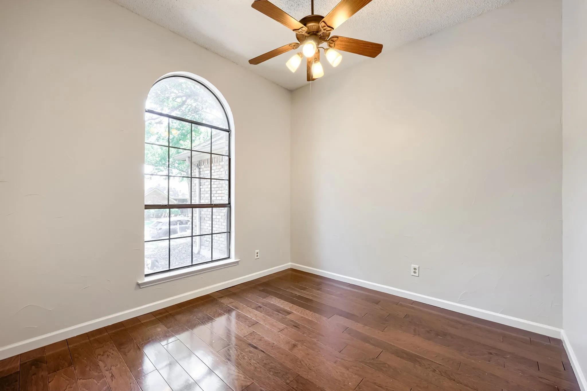 Single Family Residence For Sale in Tarrant County , 3414 Boyd Trail, Arlington, Texas 76017, 3 Bedroom, 2 Bathroom, 2 Garage spaces, 1,930 Sqft, built in 1983, mls#21346164, Real Estate Agent in Arlington, Homes For Sale in Tarrant county, Homes For Sale in Arlington, Realtor in Arlington Texas, Real Estate Brokerage Independent Realty Texas, Luminita Cordes Realtor