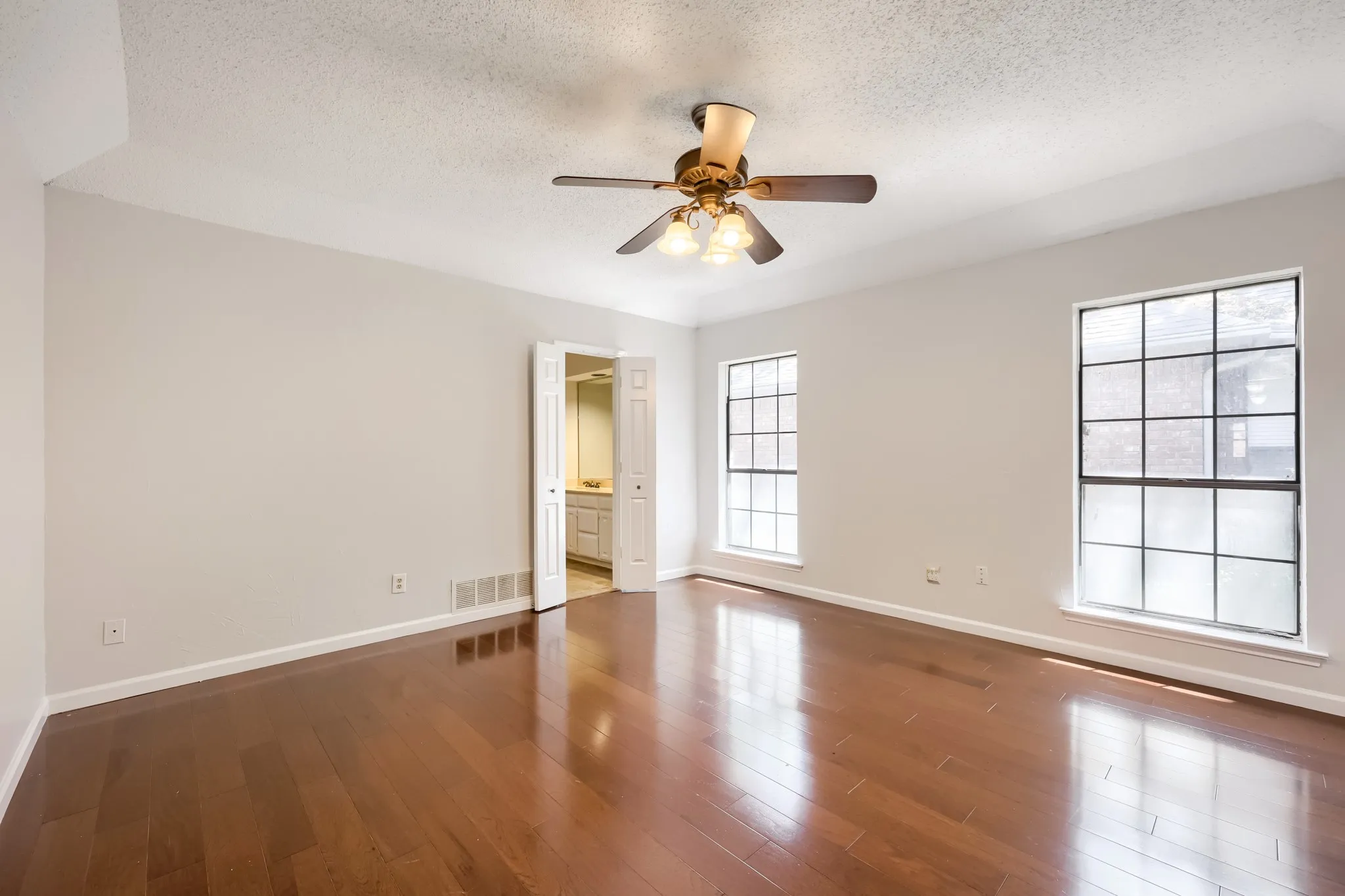 Single Family Residence For Sale in Tarrant County , 3414 Boyd Trail, Arlington, Texas 76017, 3 Bedroom, 2 Bathroom, 2 Garage spaces, 1,930 Sqft, built in 1983, mls#21346164, Real Estate Agent in Arlington, Homes For Sale in Tarrant county, Homes For Sale in Arlington, Realtor in Arlington Texas, Real Estate Brokerage Independent Realty Texas, Luminita Cordes Realtor