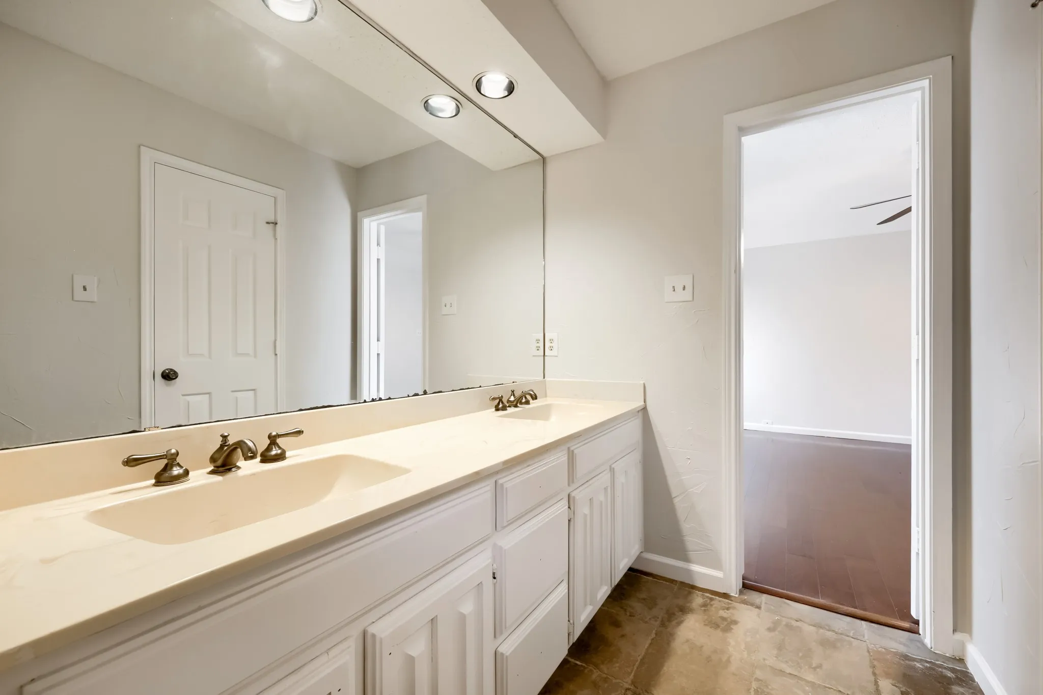 Single Family Residence For Sale in Tarrant County , 3414 Boyd Trail, Arlington, Texas 76017, 3 Bedroom, 2 Bathroom, 2 Garage spaces, 1,930 Sqft, built in 1983, mls#21346164, Real Estate Agent in Arlington, Homes For Sale in Tarrant county, Homes For Sale in Arlington, Realtor in Arlington Texas, Real Estate Brokerage Independent Realty Texas, Luminita Cordes Realtor