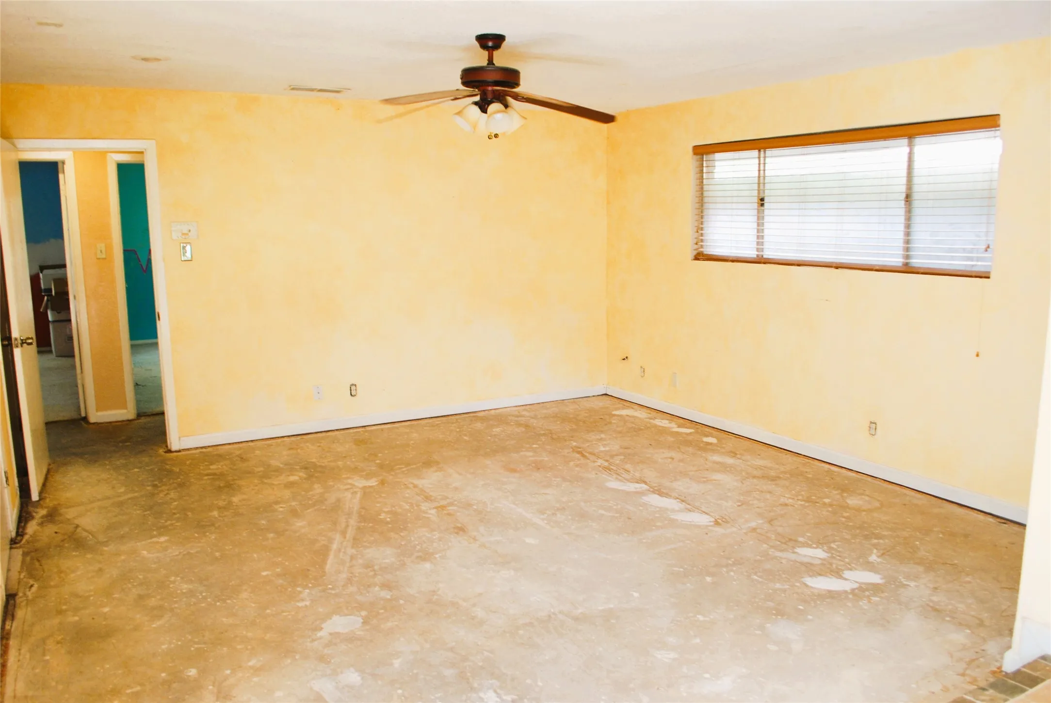Single Family Residence For Sale in Dallas County , 3530 Kiestcrest Drive, Dallas, Texas 75233, 3 Bedroom, 2 Bathroom, 2 Garage spaces, 2,124 Sqft, built in 1962, mls#21348517, Real Estate Agent in Dallas, Homes For Sale in Dallas county, Homes For Sale in Dallas, Realtor in Dallas Texas, Real Estate Brokerage Independent Realty Texas, Luminita Cordes Realtor