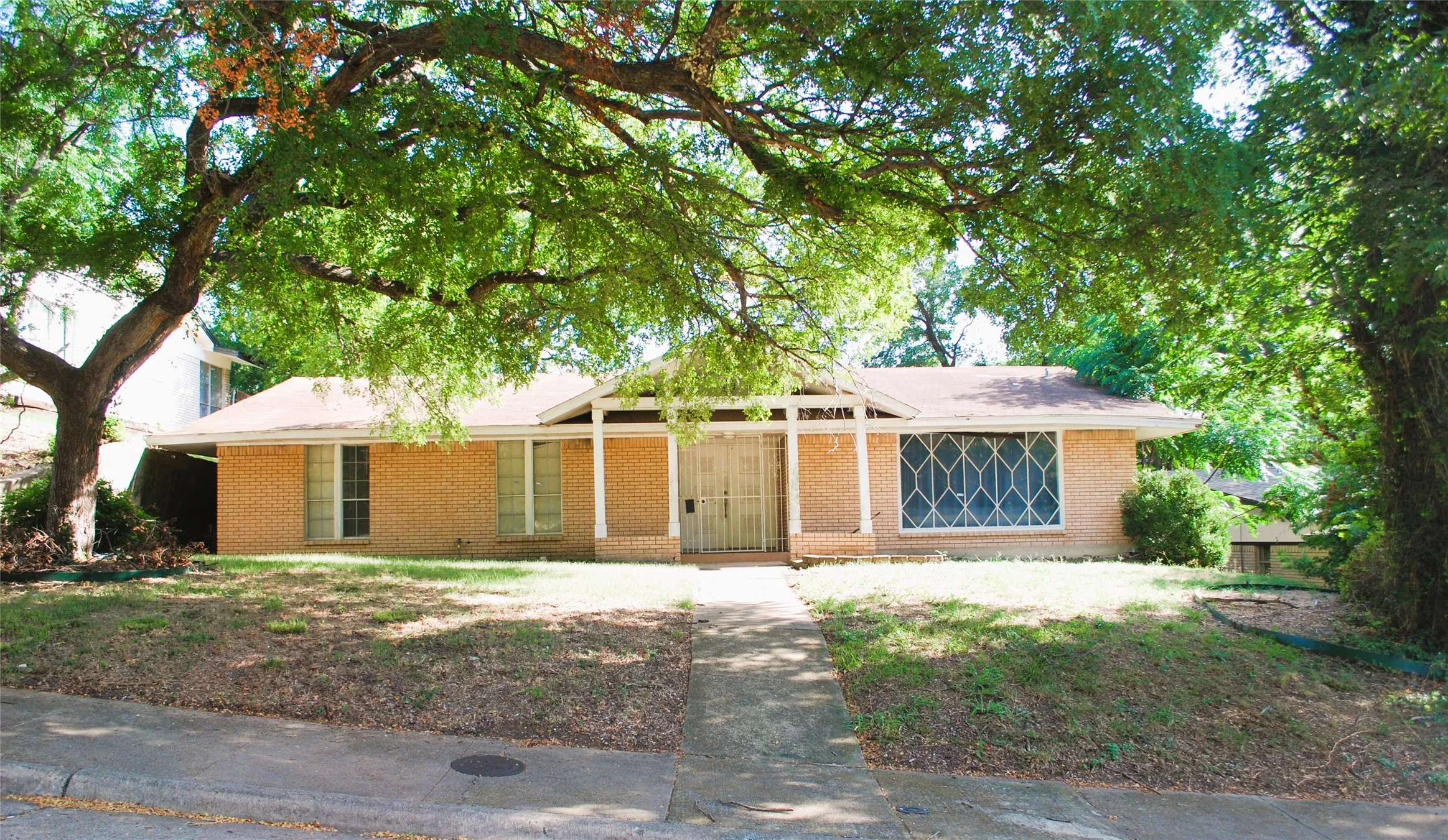 Single Family Residence For Sale in Dallas County , 3530 Kiestcrest Drive, Dallas, Texas 75233, 3 Bedroom, 2 Bathroom, 2 Garage spaces, 2,124 Sqft, built in 1962, mls#21348517, Real Estate Agent in Dallas, Homes For Sale in Dallas county, Homes For Sale in Dallas, Realtor in Dallas Texas, Real Estate Brokerage Independent Realty Texas, Luminita Cordes Realtor