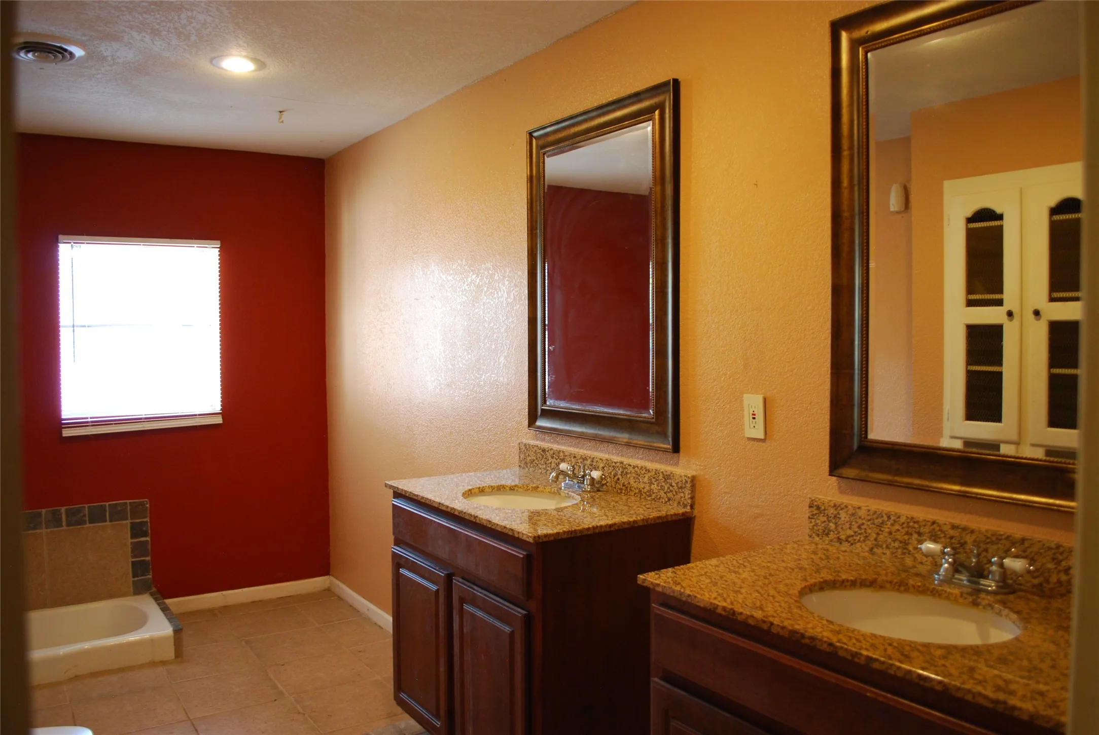 Single Family Residence For Sale in Dallas County , 3530 Kiestcrest Drive, Dallas, Texas 75233, 3 Bedroom, 2 Bathroom, 2 Garage spaces, 2,124 Sqft, built in 1962, mls#21348517, Real Estate Agent in Dallas, Homes For Sale in Dallas county, Homes For Sale in Dallas, Realtor in Dallas Texas, Real Estate Brokerage Independent Realty Texas, Luminita Cordes Realtor
