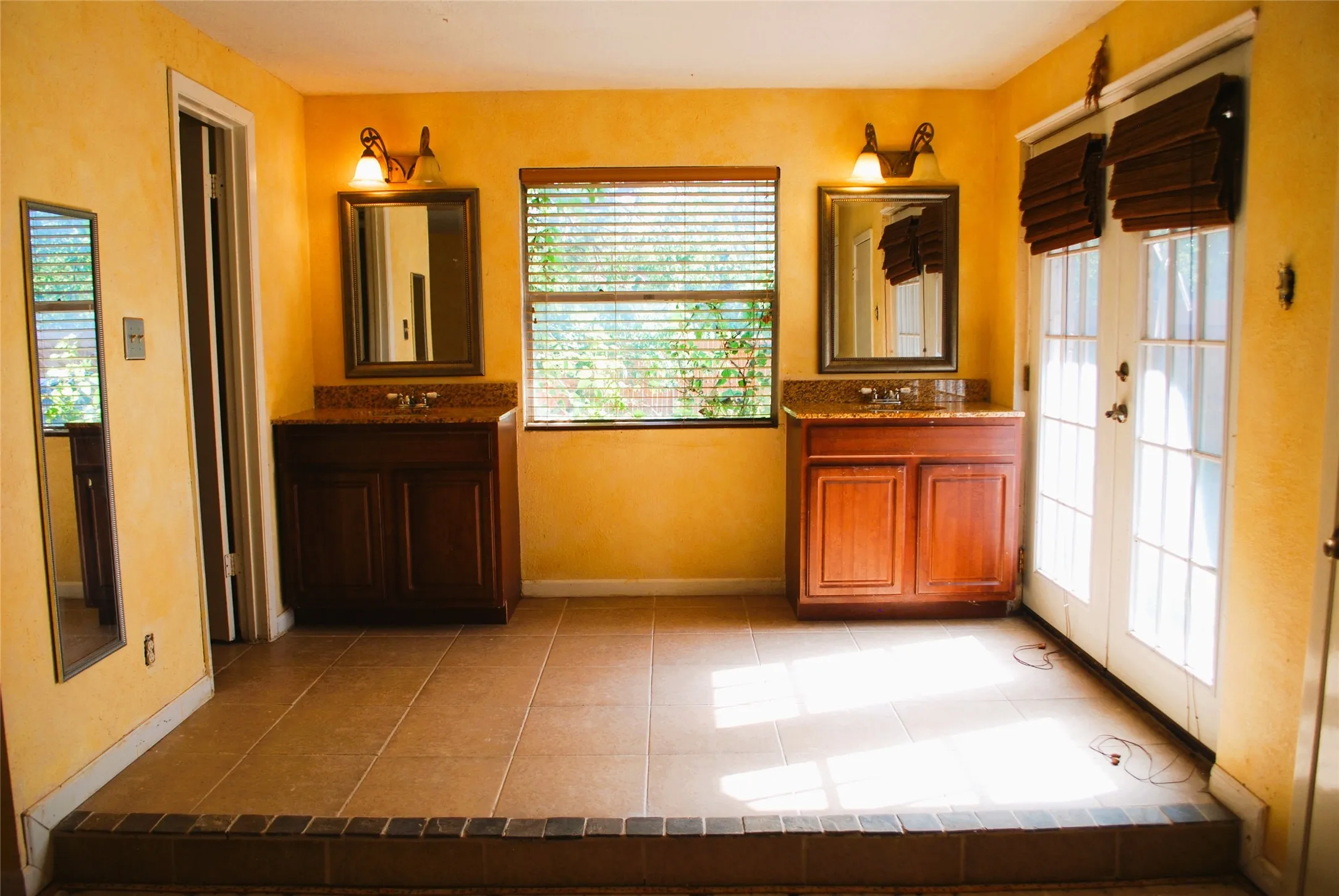 Single Family Residence For Sale in Dallas County , 3530 Kiestcrest Drive, Dallas, Texas 75233, 3 Bedroom, 2 Bathroom, 2 Garage spaces, 2,124 Sqft, built in 1962, mls#21348517, Real Estate Agent in Dallas, Homes For Sale in Dallas county, Homes For Sale in Dallas, Realtor in Dallas Texas, Real Estate Brokerage Independent Realty Texas, Luminita Cordes Realtor