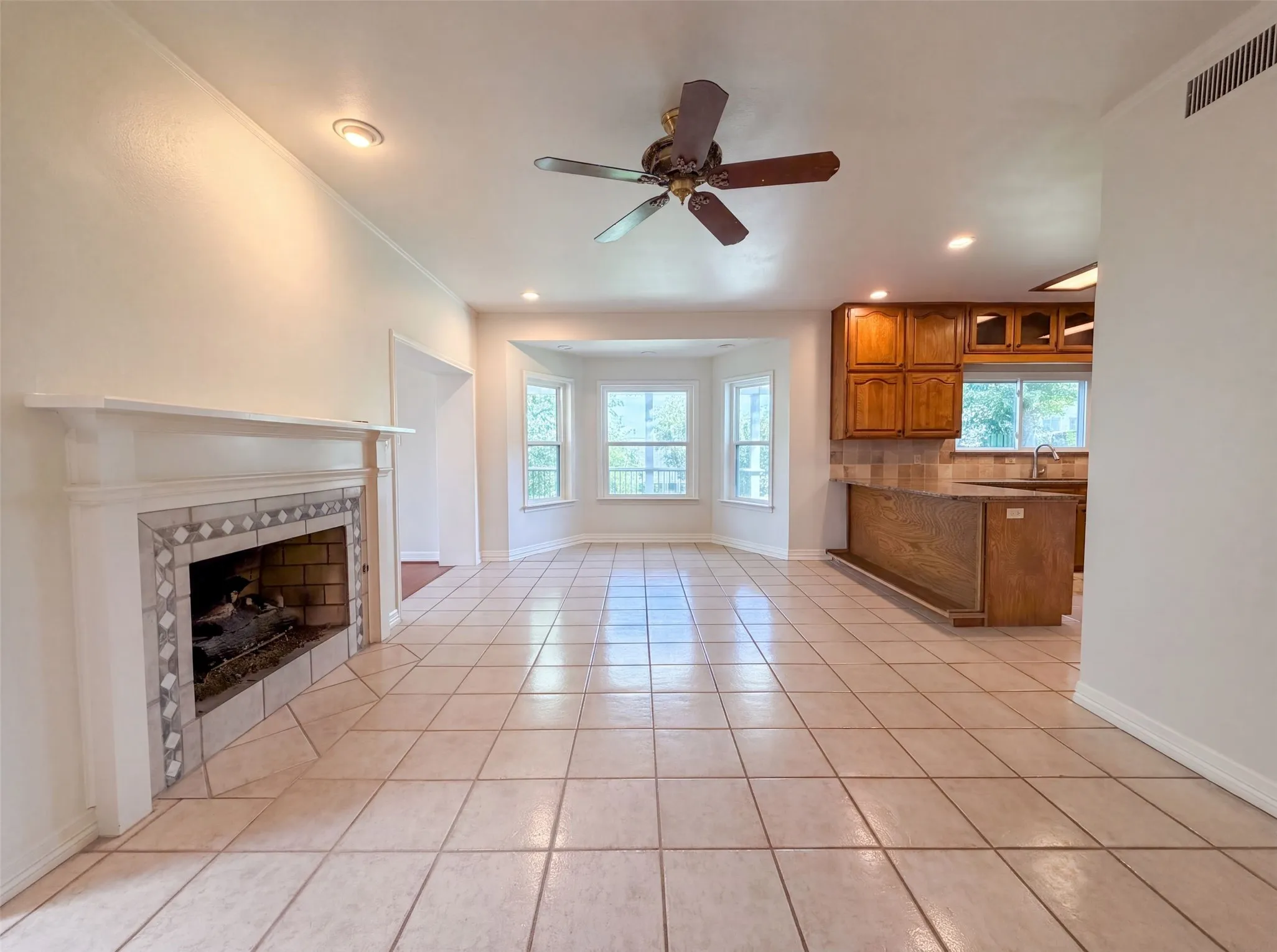 Single Family Residence For Sale in Tarrant County , 7632 Westwind Drive, Fort Worth, Texas 76179, 4 Bedroom, 5 Bathroom, 2 Garage spaces, 3,919 Sqft, built in 1987, mls#21348996, Real Estate Agent in Fort Worth, Homes For Sale in Tarrant county, Homes For Sale in Fort Worth, Realtor in Fort Worth Texas, Real Estate Brokerage Independent Realty Texas, Luminita Cordes Realtor