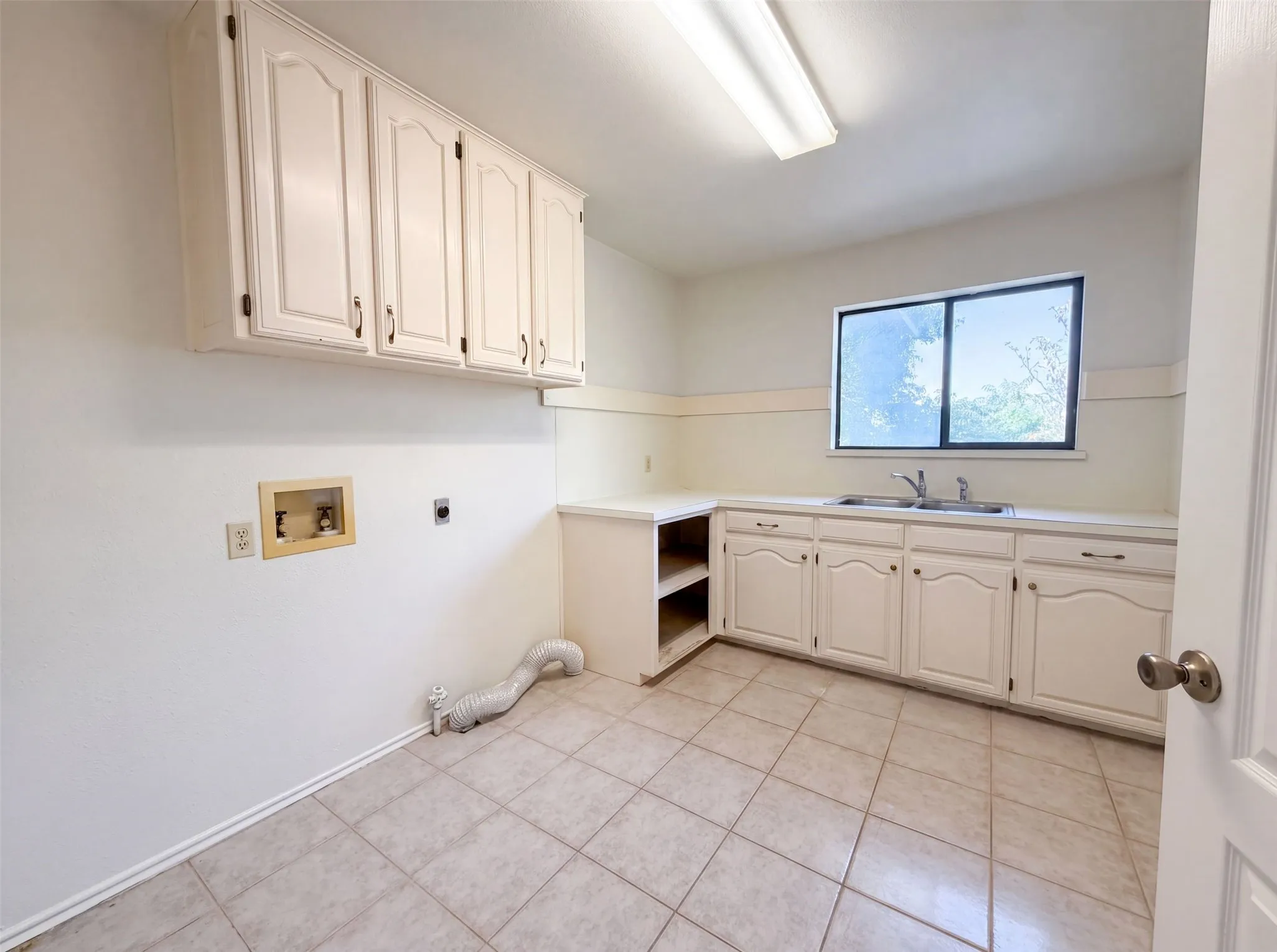 Single Family Residence For Sale in Tarrant County , 7632 Westwind Drive, Fort Worth, Texas 76179, 4 Bedroom, 5 Bathroom, 2 Garage spaces, 3,919 Sqft, built in 1987, mls#21348996, Real Estate Agent in Fort Worth, Homes For Sale in Tarrant county, Homes For Sale in Fort Worth, Realtor in Fort Worth Texas, Real Estate Brokerage Independent Realty Texas, Luminita Cordes Realtor