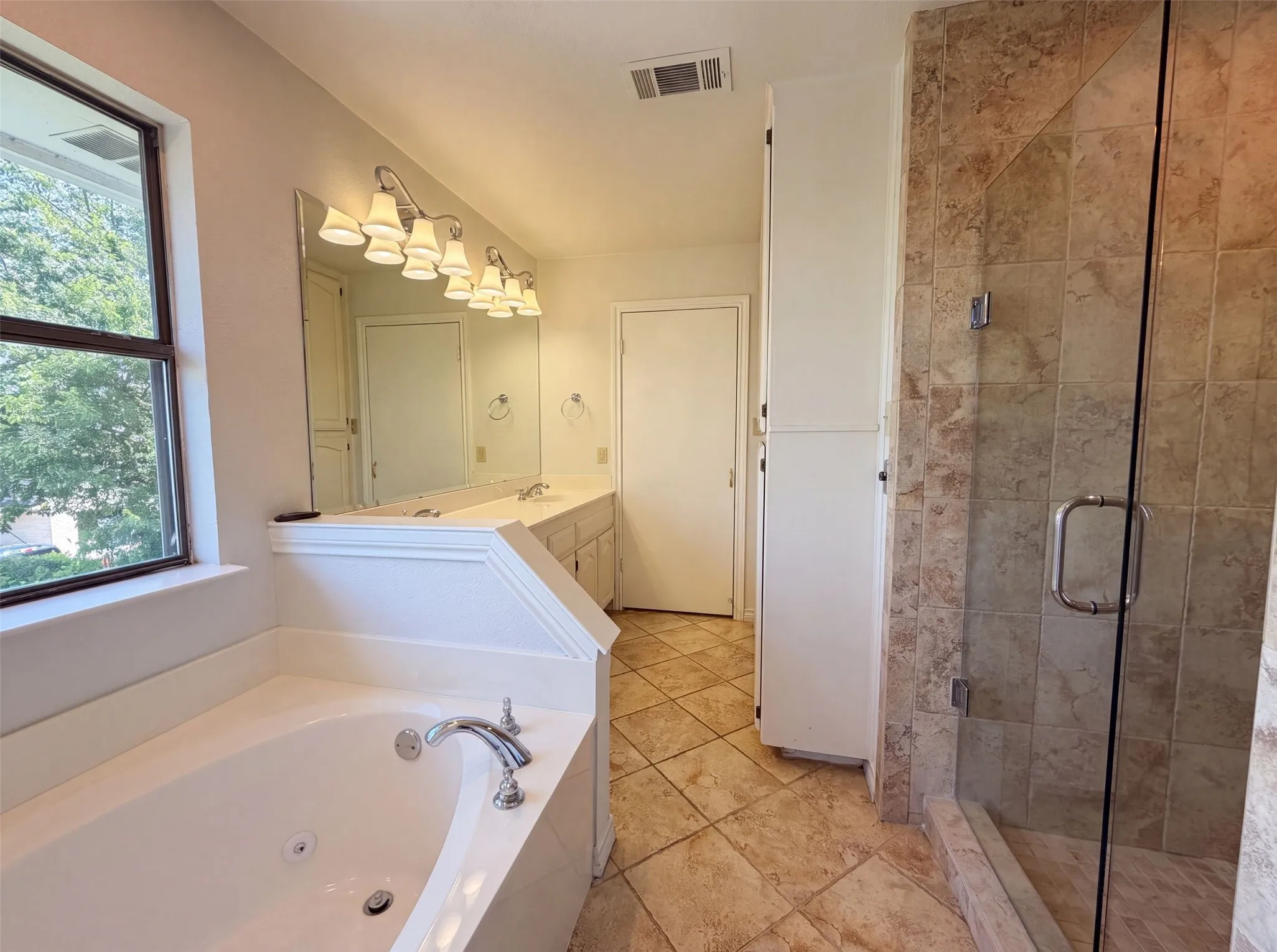 Single Family Residence For Sale in Tarrant County , 7632 Westwind Drive, Fort Worth, Texas 76179, 4 Bedroom, 5 Bathroom, 2 Garage spaces, 3,919 Sqft, built in 1987, mls#21348996, Real Estate Agent in Fort Worth, Homes For Sale in Tarrant county, Homes For Sale in Fort Worth, Realtor in Fort Worth Texas, Real Estate Brokerage Independent Realty Texas, Luminita Cordes Realtor