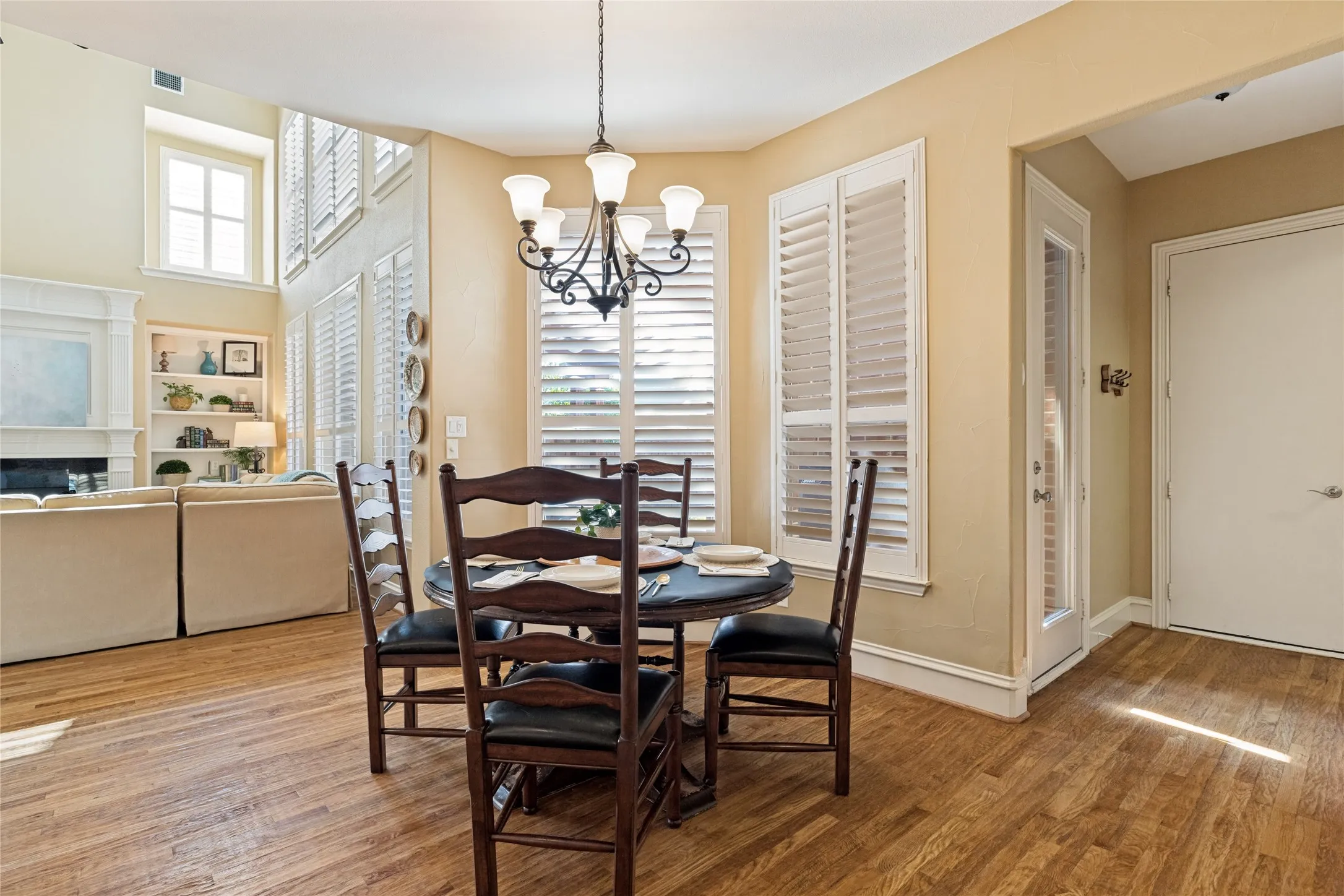Great light in this charming breakfast room w view of back patio