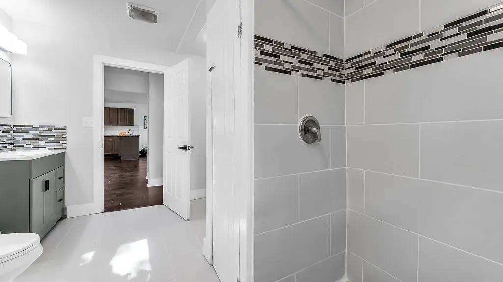 2nd /hall bath