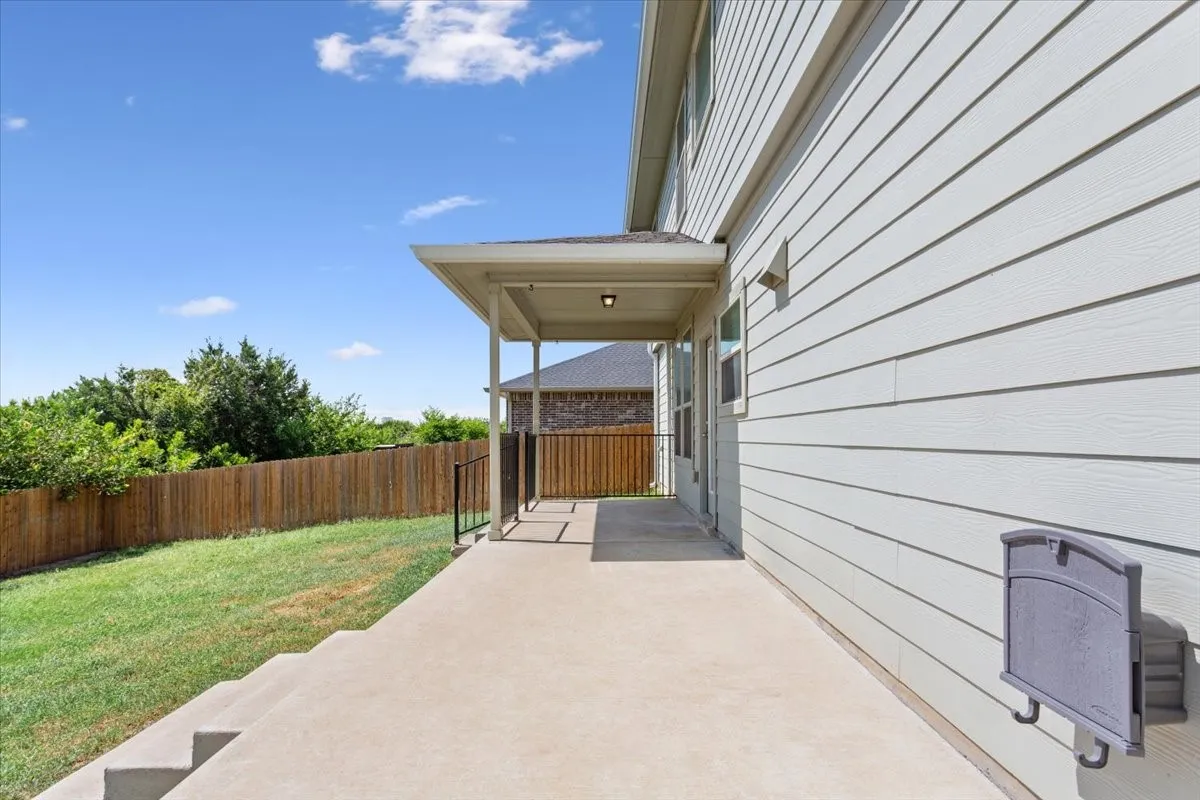 Covered patio with concrete flooring