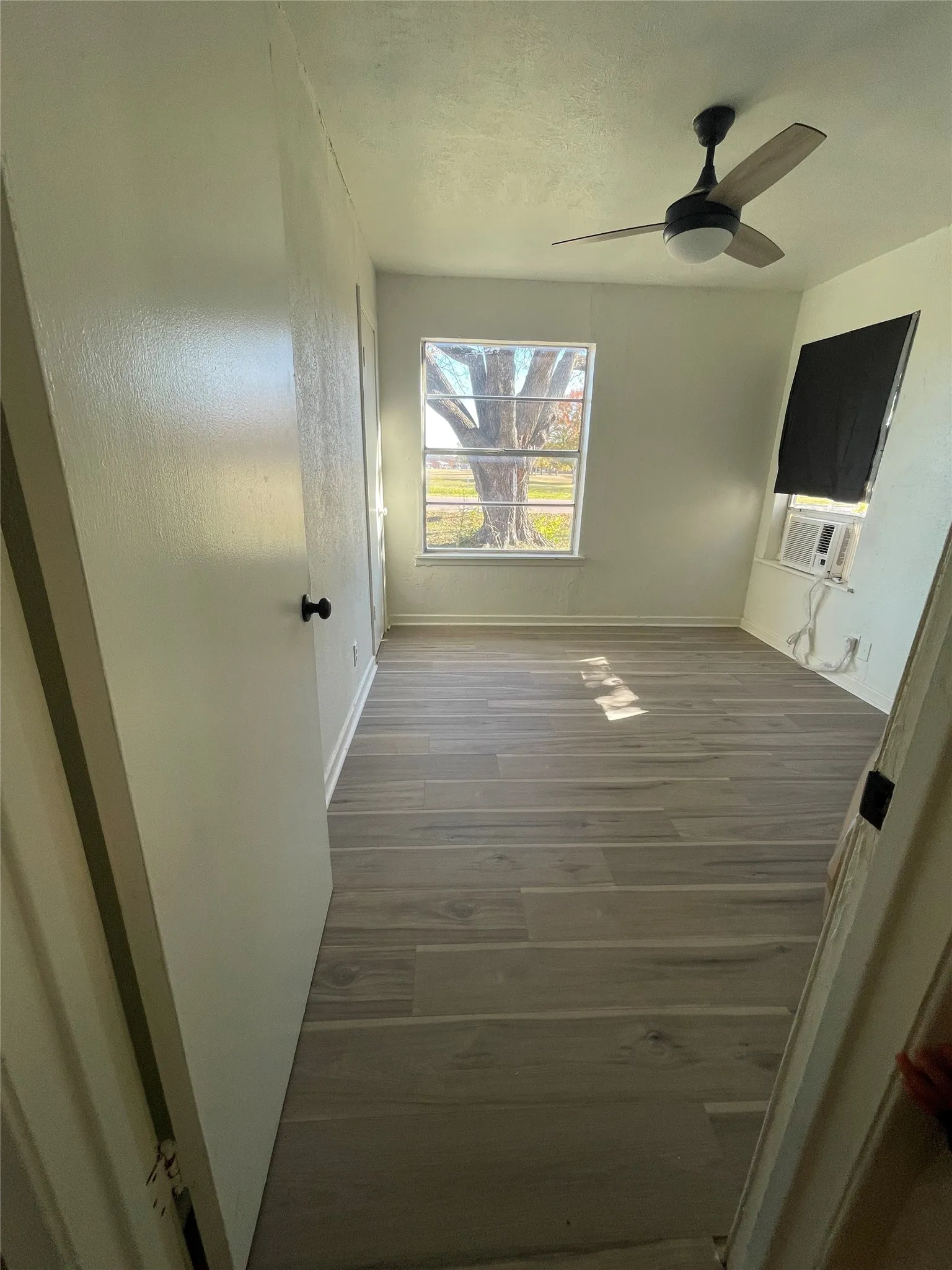 Single Family Residence For Sale in Fannin County , 1305 Lynn Street, Bonham, Texas 75418, 3 Bedrooms, 1 Bathroom, Garage spaces, 954 Sqft, built in 1954, Price $142,900, mls#21348672, Real Estate Agent in Bonham, Homes For Sale in Fannin county, Homes For Sale in Bonham, Realtor in Bonham Texas, Real Estate Brokerage Independent Realty Texas, Luminita Cordes Realtor
