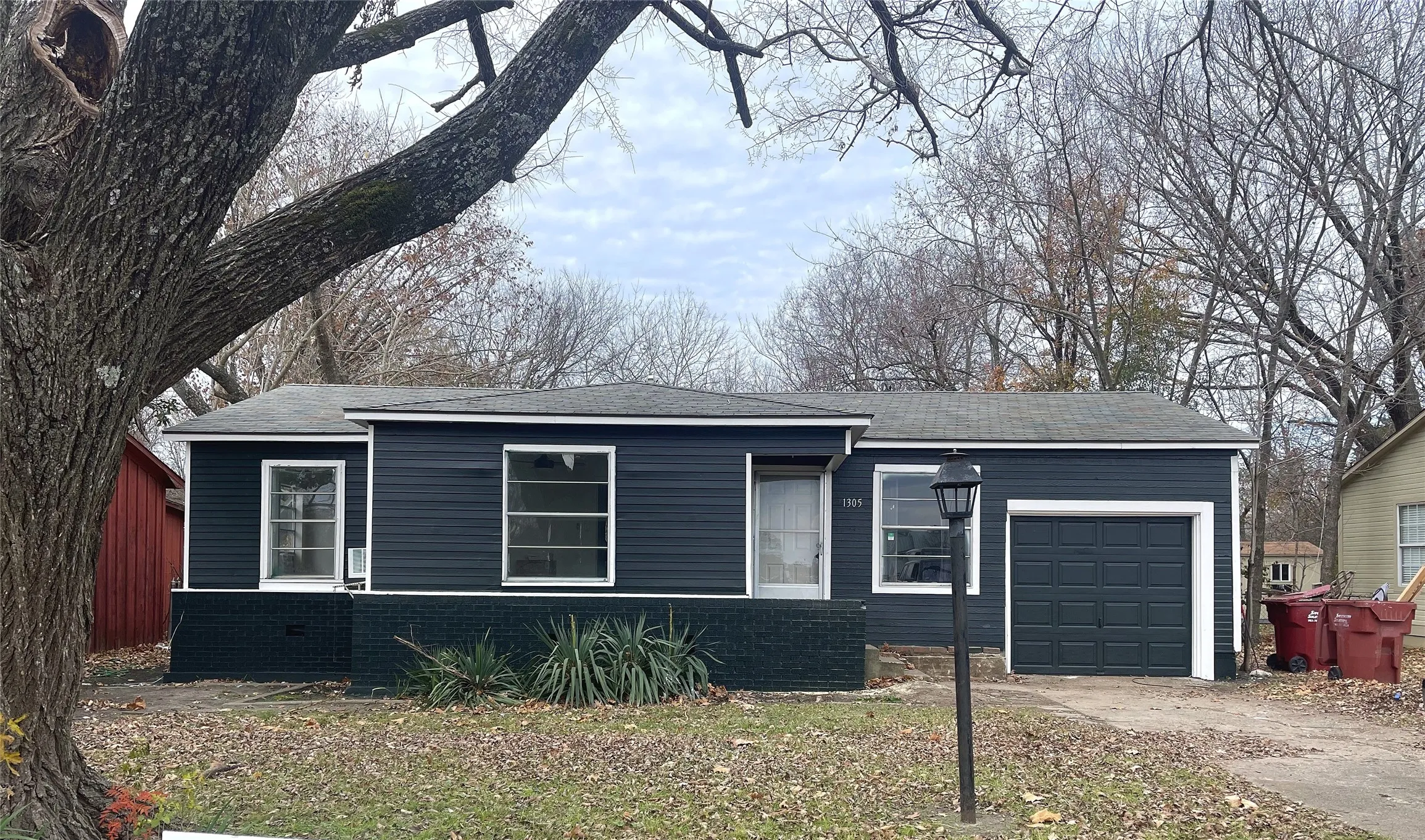 Single Family Residence For Sale in Fannin County , 1305 Lynn Street, Bonham, Texas 75418, 3 Bedrooms, 1 Bathroom, Garage spaces, 954 Sqft, built in 1954, Price $142,900, mls#21348672, Real Estate Agent in Bonham, Homes For Sale in Fannin county, Homes For Sale in Bonham, Realtor in Bonham Texas, Real Estate Brokerage Independent Realty Texas, Luminita Cordes Realtor