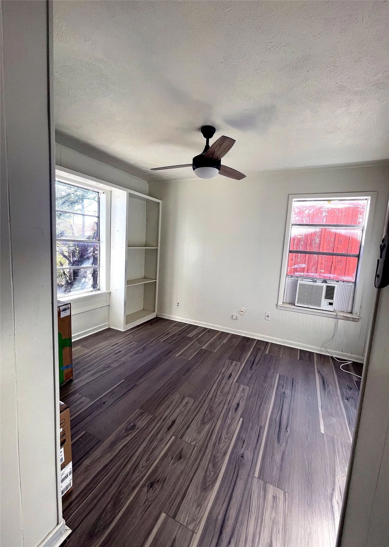 Single Family Residence For Sale in Fannin County , 1305 Lynn Street, Bonham, Texas 75418, 3 Bedrooms, 1 Bathroom, Garage spaces, 954 Sqft, built in 1954, Price $142,900, mls#21348672, Real Estate Agent in Bonham, Homes For Sale in Fannin county, Homes For Sale in Bonham, Realtor in Bonham Texas, Real Estate Brokerage Independent Realty Texas, Luminita Cordes Realtor