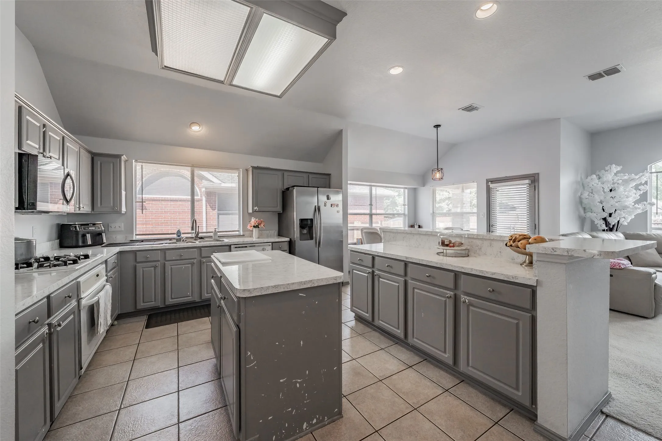 Single Family Residence For Sale in Tarrant County , 4820 Thames Drive, Grand Prairie, Texas 75052, 4 Bedroom, 2 Bathroom, 2 Garage spaces, 2,102 Sqft, built in 2000, mls#21347715, Real Estate Agent in Grand Prairie, Homes For Sale in Tarrant county, Homes For Sale in Grand Prairie, Realtor in Grand Prairie Texas, Real Estate Brokerage Independent Realty Texas, Luminita Cordes Realtor