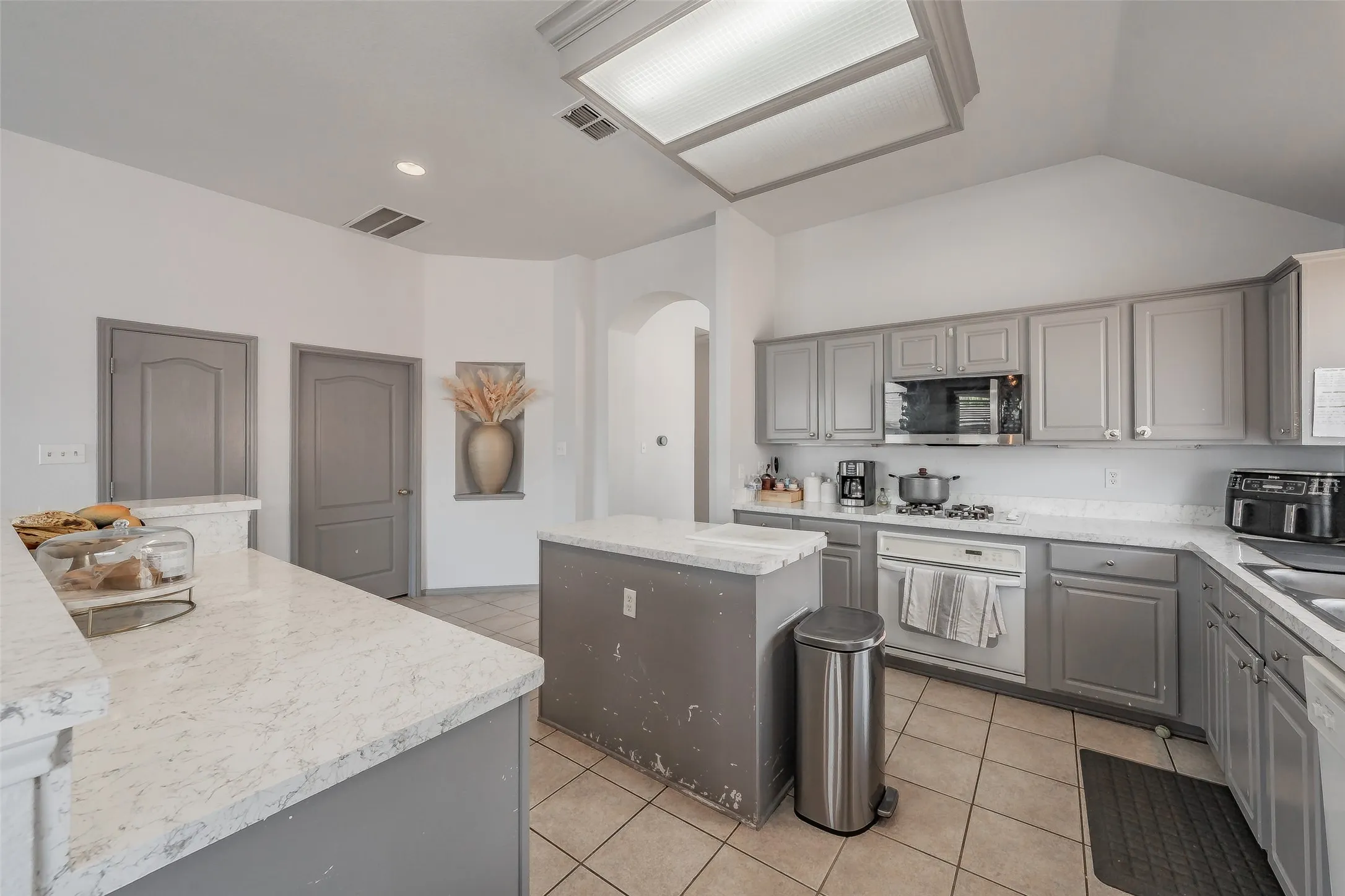 Single Family Residence For Sale in Tarrant County , 4820 Thames Drive, Grand Prairie, Texas 75052, 4 Bedroom, 2 Bathroom, 2 Garage spaces, 2,102 Sqft, built in 2000, mls#21347715, Real Estate Agent in Grand Prairie, Homes For Sale in Tarrant county, Homes For Sale in Grand Prairie, Realtor in Grand Prairie Texas, Real Estate Brokerage Independent Realty Texas, Luminita Cordes Realtor