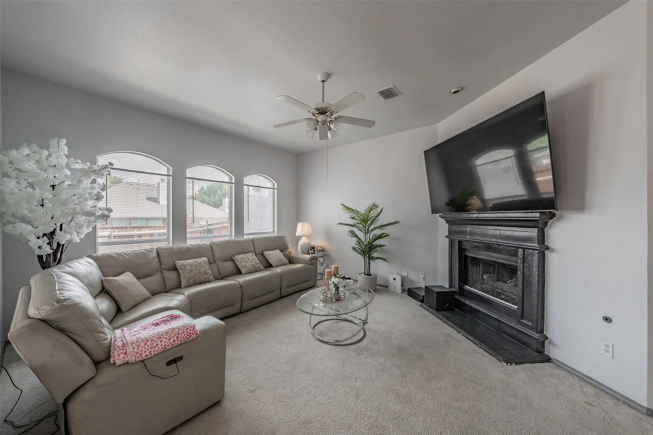 Single Family Residence For Sale in Tarrant County , 4820 Thames Drive, Grand Prairie, Texas 75052, 4 Bedroom, 2 Bathroom, 2 Garage spaces, 2,102 Sqft, built in 2000, mls#21347715, Real Estate Agent in Grand Prairie, Homes For Sale in Tarrant county, Homes For Sale in Grand Prairie, Realtor in Grand Prairie Texas, Real Estate Brokerage Independent Realty Texas, Luminita Cordes Realtor