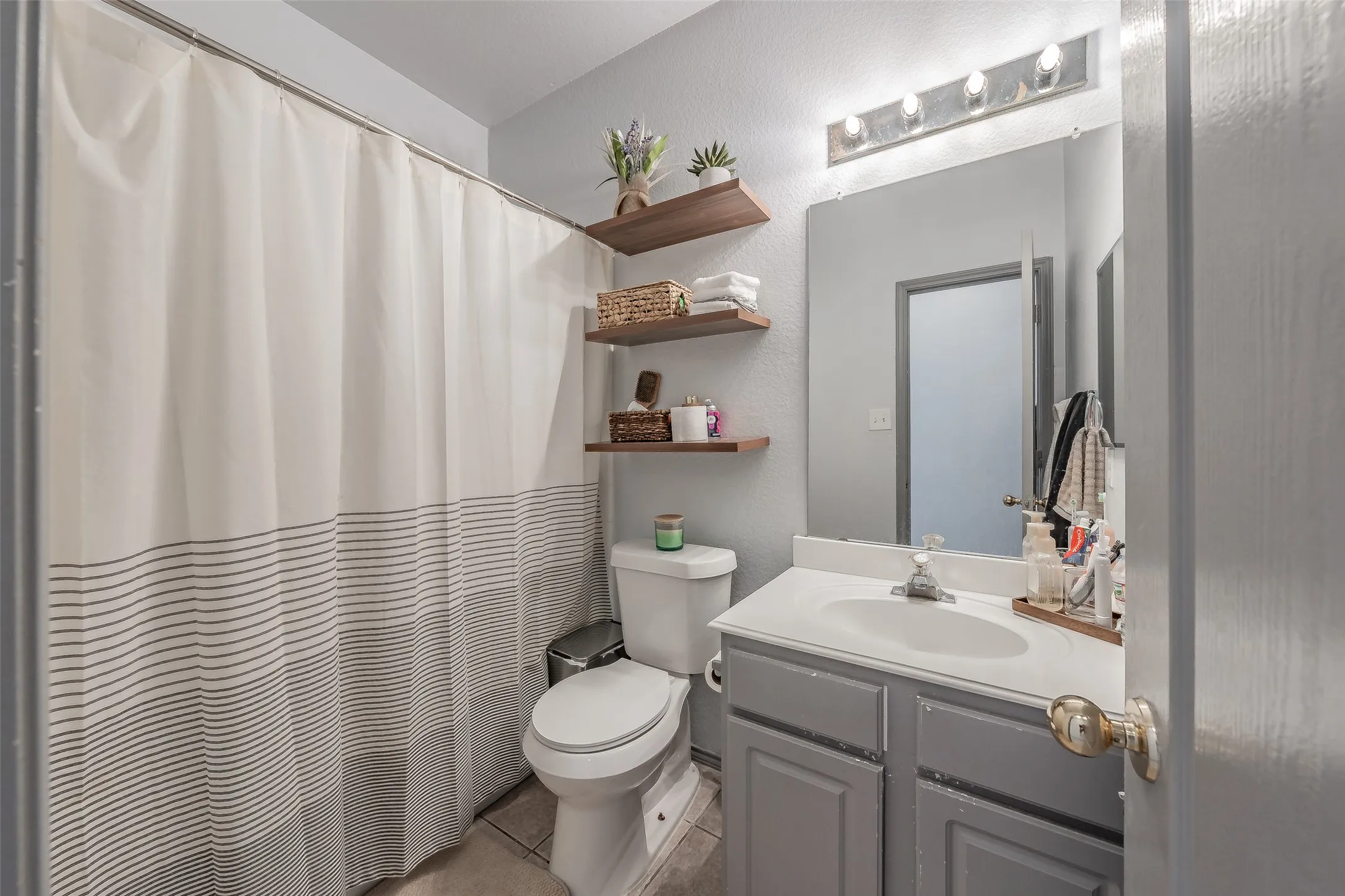 Single Family Residence For Sale in Tarrant County , 4820 Thames Drive, Grand Prairie, Texas 75052, 4 Bedroom, 2 Bathroom, 2 Garage spaces, 2,102 Sqft, built in 2000, mls#21347715, Real Estate Agent in Grand Prairie, Homes For Sale in Tarrant county, Homes For Sale in Grand Prairie, Realtor in Grand Prairie Texas, Real Estate Brokerage Independent Realty Texas, Luminita Cordes Realtor