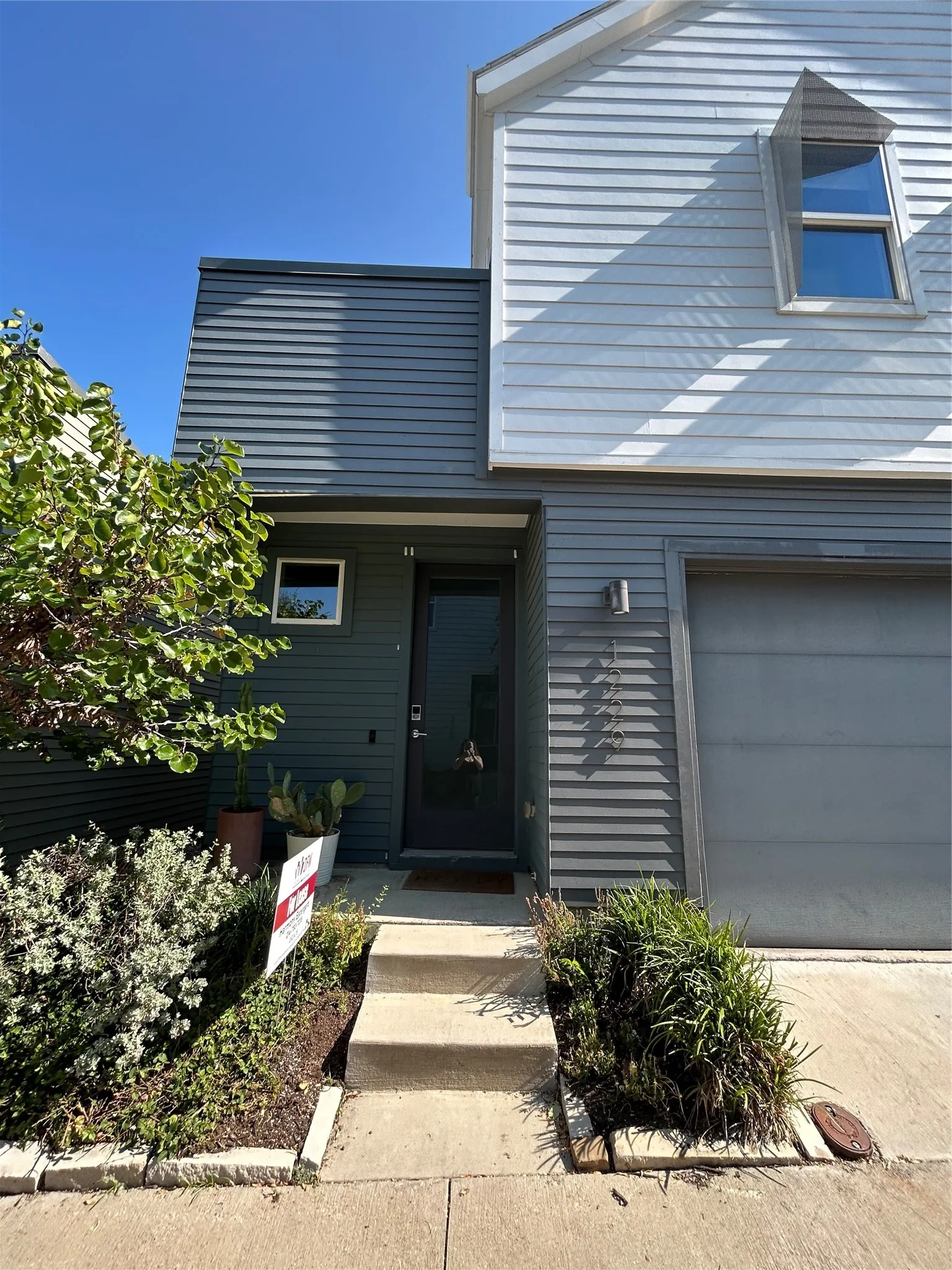 Single Family Residence For Rent in Dallas County , 1229 Clifftop Lane, Dallas, Texas 75208, 3 Bedroom, 3 Bathroom, 2 Garage spaces, 1,825 Sqft, built in 2019, mls#21325452, Real Estate Agent in Dallas, Homes For Rent in Dallas county, Homes For Rent in Dallas, Realtor in Dallas Texas, Real Estate Brokerage Independent Realty Texas, Luminita Cordes Realtor