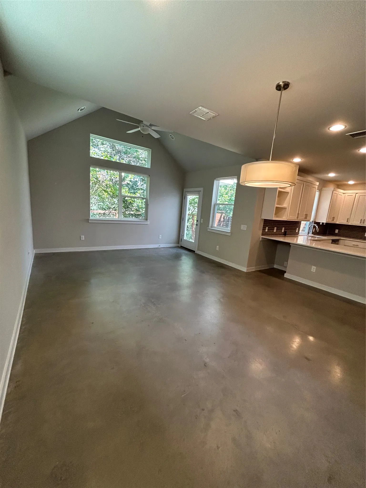 Single Family Residence For Rent in Dallas County , 1229 Clifftop Lane, Dallas, Texas 75208, 3 Bedroom, 3 Bathroom, 2 Garage spaces, 1,825 Sqft, built in 2019, mls#21325452, Real Estate Agent in Dallas, Homes For Rent in Dallas county, Homes For Rent in Dallas, Realtor in Dallas Texas, Real Estate Brokerage Independent Realty Texas, Luminita Cordes Realtor