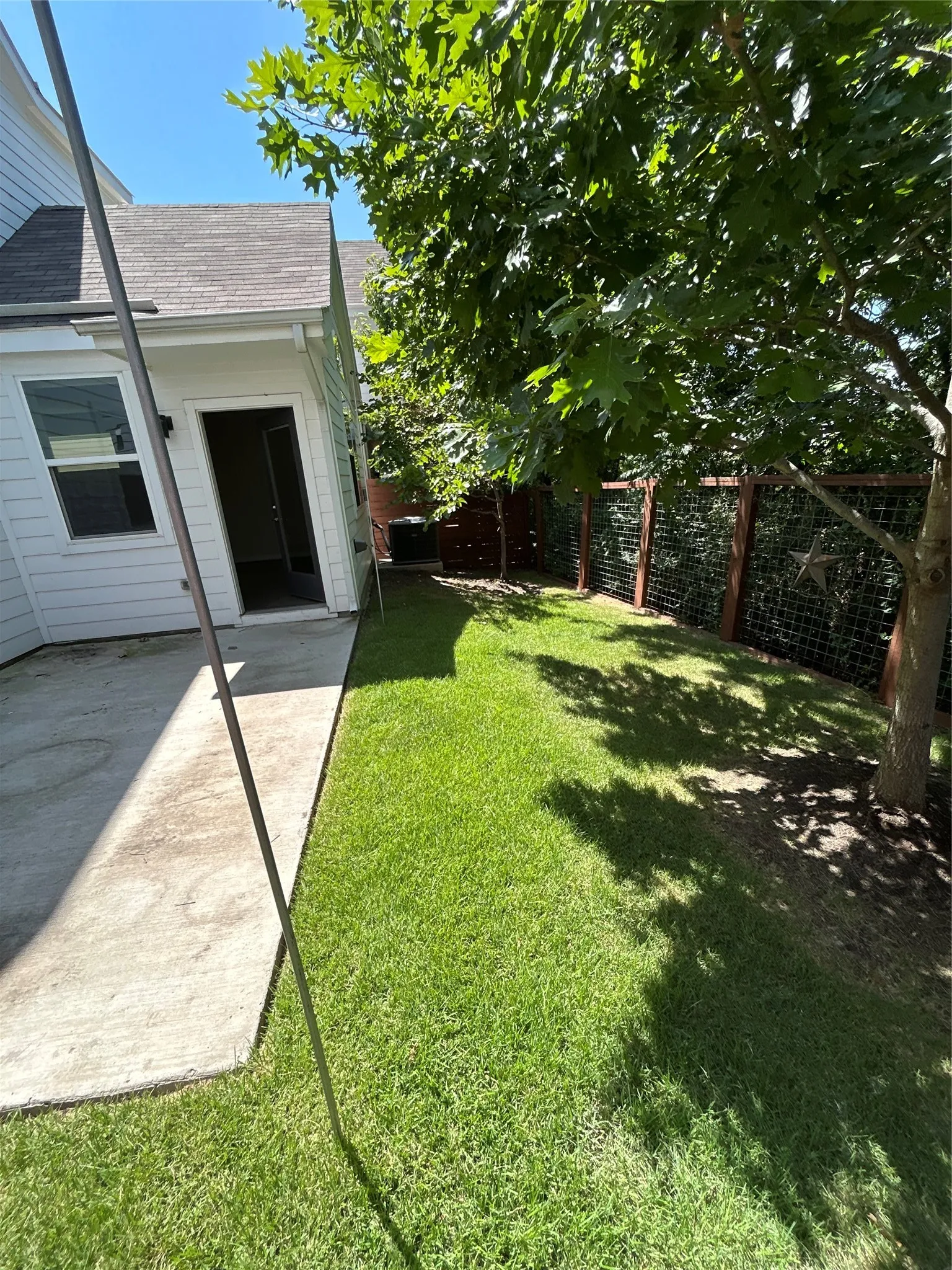 Single Family Residence For Rent in Dallas County , 1229 Clifftop Lane, Dallas, Texas 75208, 3 Bedroom, 3 Bathroom, 2 Garage spaces, 1,825 Sqft, built in 2019, mls#21325452, Real Estate Agent in Dallas, Homes For Rent in Dallas county, Homes For Rent in Dallas, Realtor in Dallas Texas, Real Estate Brokerage Independent Realty Texas, Luminita Cordes Realtor