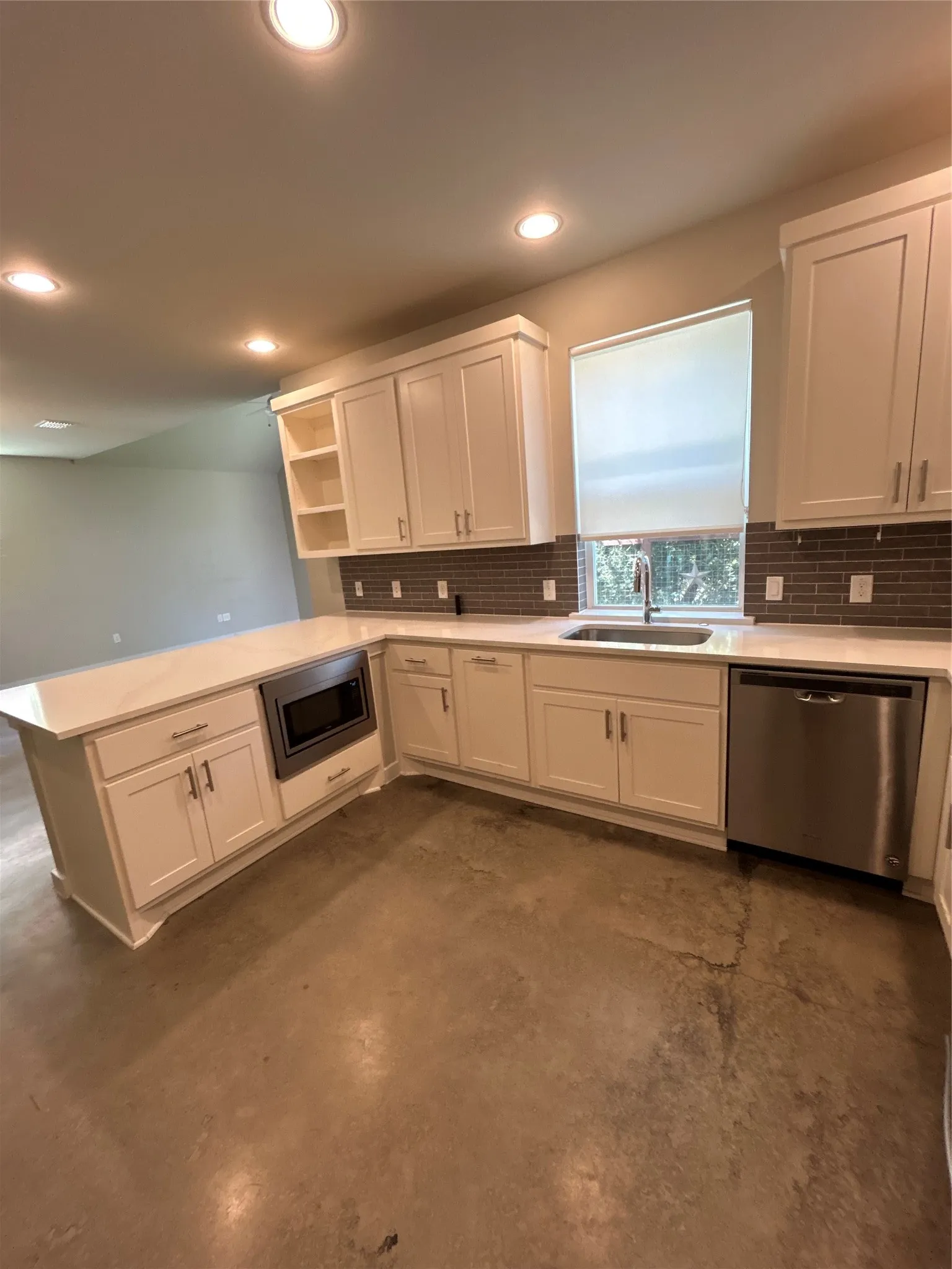 Single Family Residence For Rent in Dallas County , 1229 Clifftop Lane, Dallas, Texas 75208, 3 Bedroom, 3 Bathroom, 2 Garage spaces, 1,825 Sqft, built in 2019, mls#21325452, Real Estate Agent in Dallas, Homes For Rent in Dallas county, Homes For Rent in Dallas, Realtor in Dallas Texas, Real Estate Brokerage Independent Realty Texas, Luminita Cordes Realtor