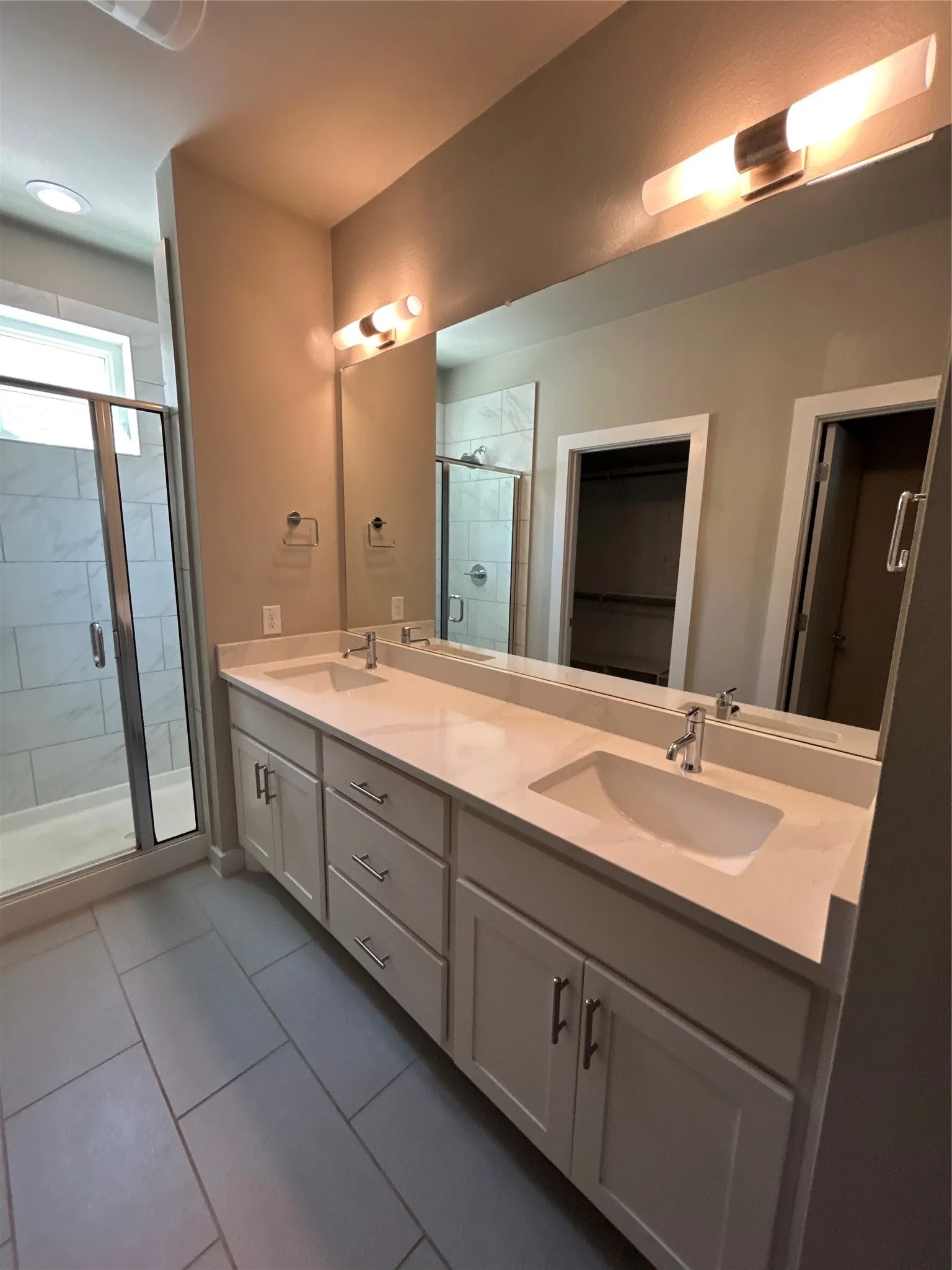 Single Family Residence For Rent in Dallas County , 1229 Clifftop Lane, Dallas, Texas 75208, 3 Bedroom, 3 Bathroom, 2 Garage spaces, 1,825 Sqft, built in 2019, mls#21325452, Real Estate Agent in Dallas, Homes For Rent in Dallas county, Homes For Rent in Dallas, Realtor in Dallas Texas, Real Estate Brokerage Independent Realty Texas, Luminita Cordes Realtor