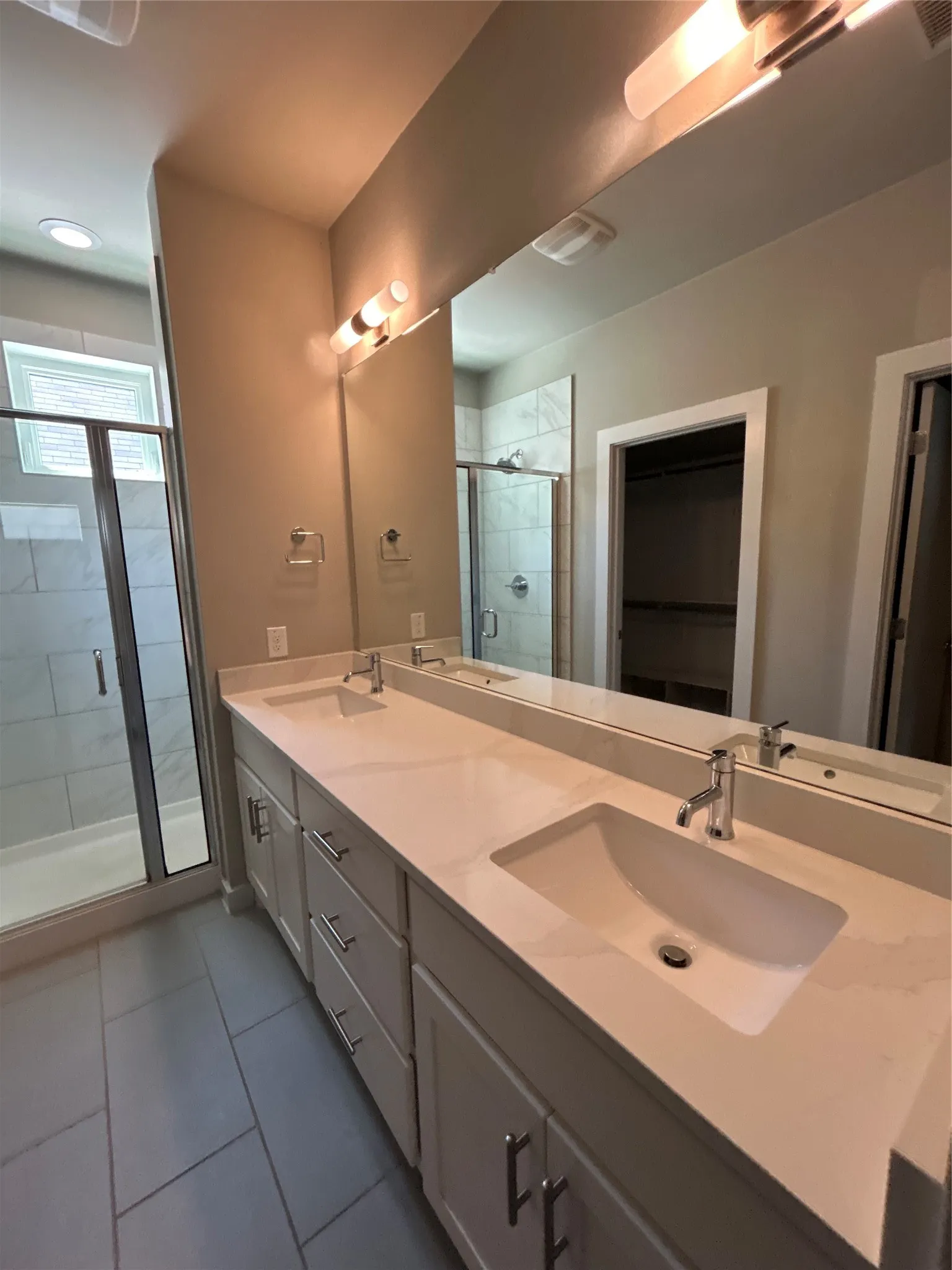 Single Family Residence For Rent in Dallas County , 1229 Clifftop Lane, Dallas, Texas 75208, 3 Bedroom, 3 Bathroom, 2 Garage spaces, 1,825 Sqft, built in 2019, mls#21325452, Real Estate Agent in Dallas, Homes For Rent in Dallas county, Homes For Rent in Dallas, Realtor in Dallas Texas, Real Estate Brokerage Independent Realty Texas, Luminita Cordes Realtor