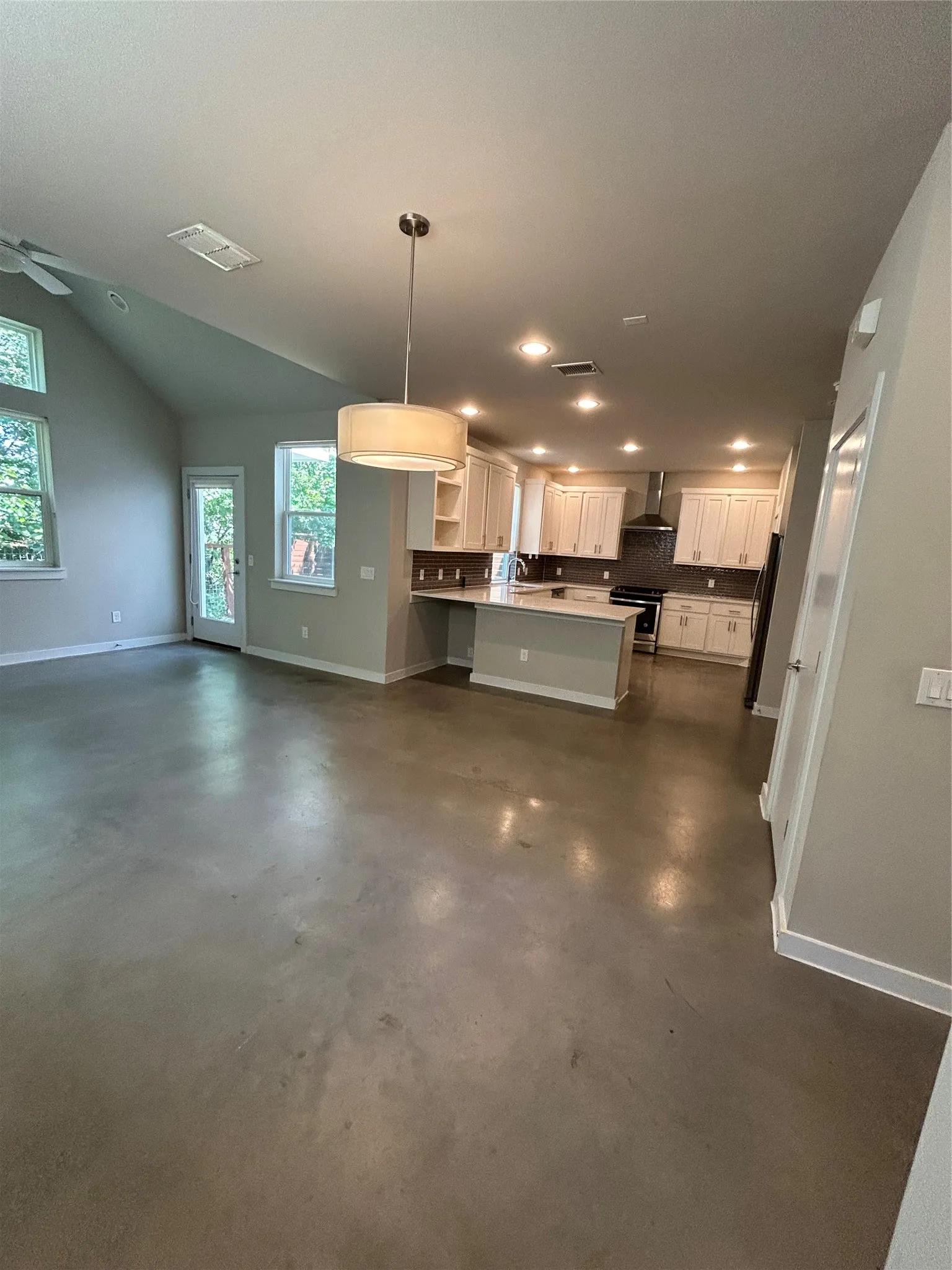 Single Family Residence For Rent in Dallas County , 1229 Clifftop Lane, Dallas, Texas 75208, 3 Bedroom, 3 Bathroom, 2 Garage spaces, 1,825 Sqft, built in 2019, mls#21325452, Real Estate Agent in Dallas, Homes For Rent in Dallas county, Homes For Rent in Dallas, Realtor in Dallas Texas, Real Estate Brokerage Independent Realty Texas, Luminita Cordes Realtor