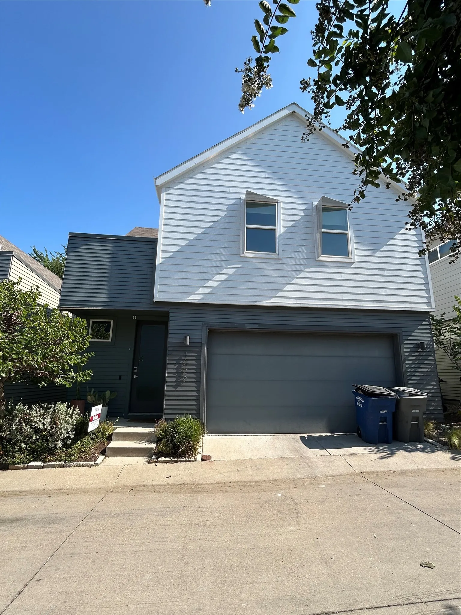 Single Family Residence For Rent in Dallas County , 1229 Clifftop Lane, Dallas, Texas 75208, 3 Bedroom, 3 Bathroom, 2 Garage spaces, 1,825 Sqft, built in 2019, mls#21325452, Real Estate Agent in Dallas, Homes For Rent in Dallas county, Homes For Rent in Dallas, Realtor in Dallas Texas, Real Estate Brokerage Independent Realty Texas, Luminita Cordes Realtor