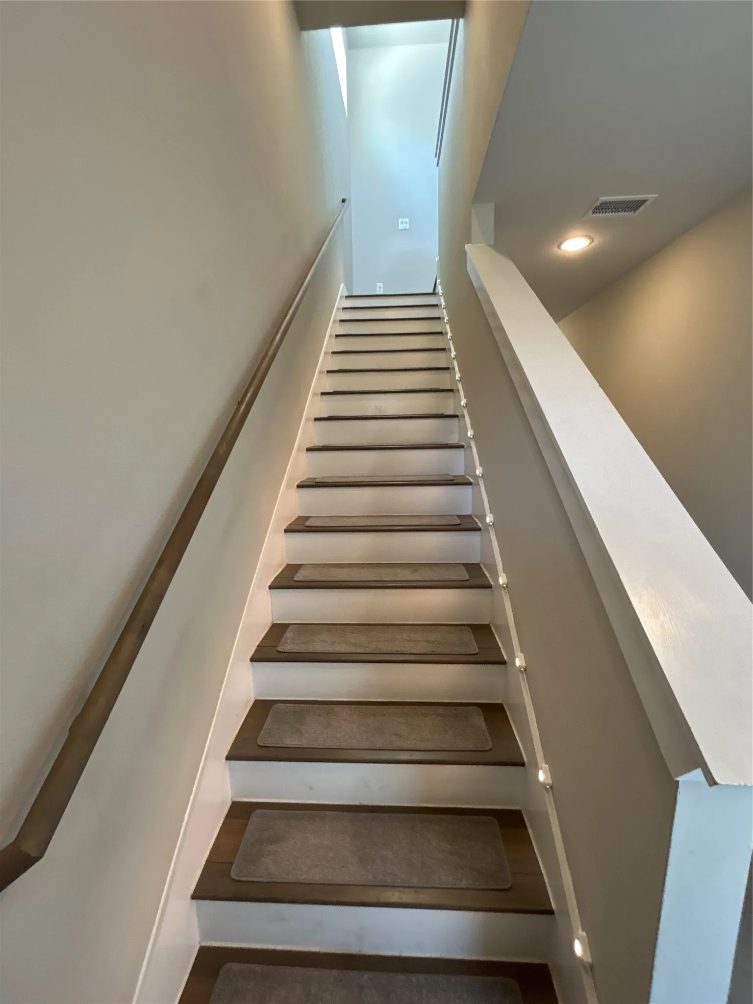 Single Family Residence For Rent in Dallas County , 1229 Clifftop Lane, Dallas, Texas 75208, 3 Bedroom, 3 Bathroom, 2 Garage spaces, 1,825 Sqft, built in 2019, mls#21325452, Real Estate Agent in Dallas, Homes For Rent in Dallas county, Homes For Rent in Dallas, Realtor in Dallas Texas, Real Estate Brokerage Independent Realty Texas, Luminita Cordes Realtor