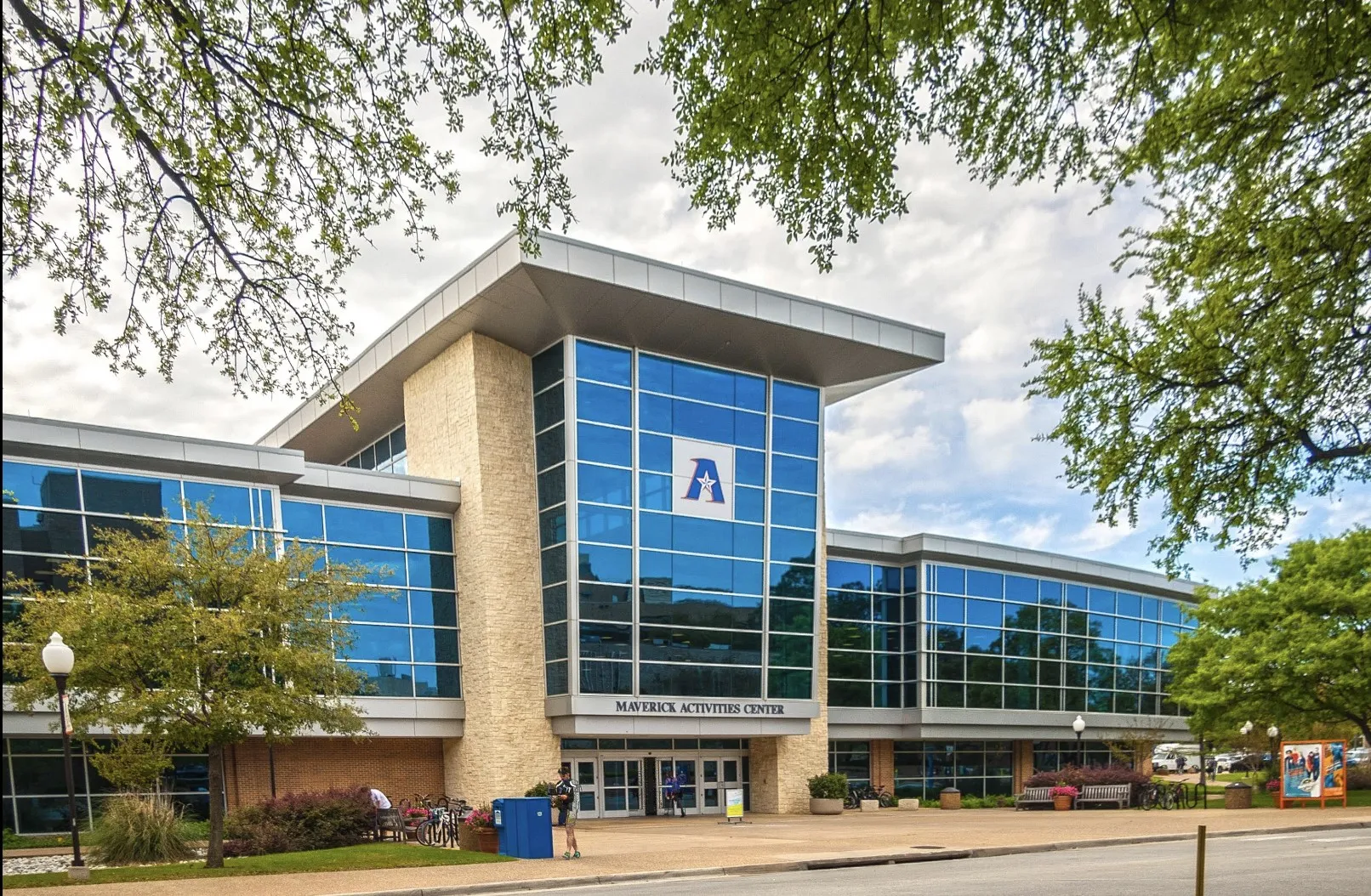 Maverick Activites Center - UTA