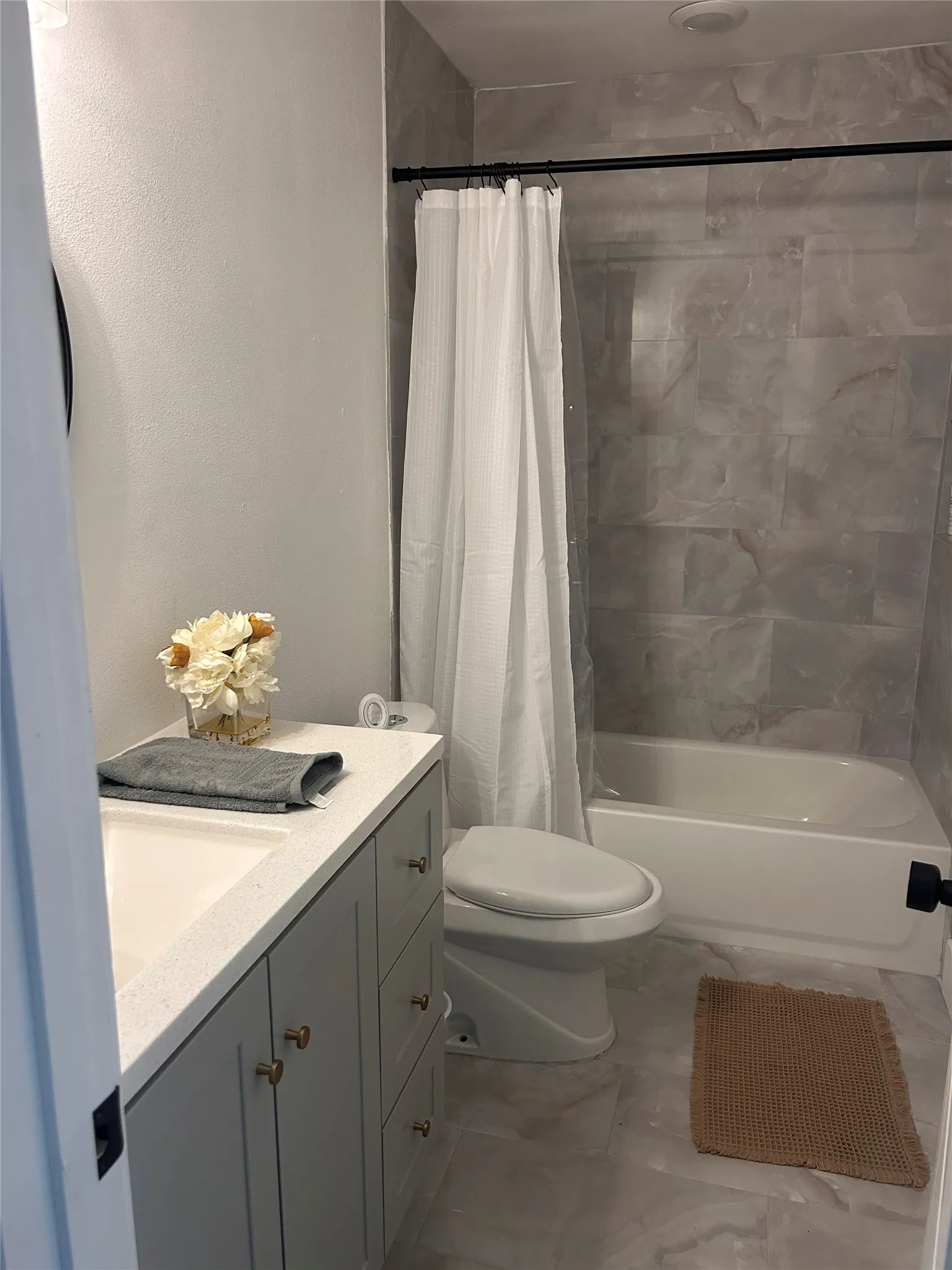 Duplex For Rent in Tarrant County , 209 Kerby Street, Arlington, Texas 76013, 2 Bedroom, 1 Bathroom, 1 Garage spaces, 903 Sqft, built in 1951, mls#21347136, Real Estate Agent in Arlington, Homes For Rent in Tarrant county, Homes For Rent in Arlington, Realtor in Arlington Texas, Real Estate Brokerage Independent Realty Texas, Luminita Cordes Realtor