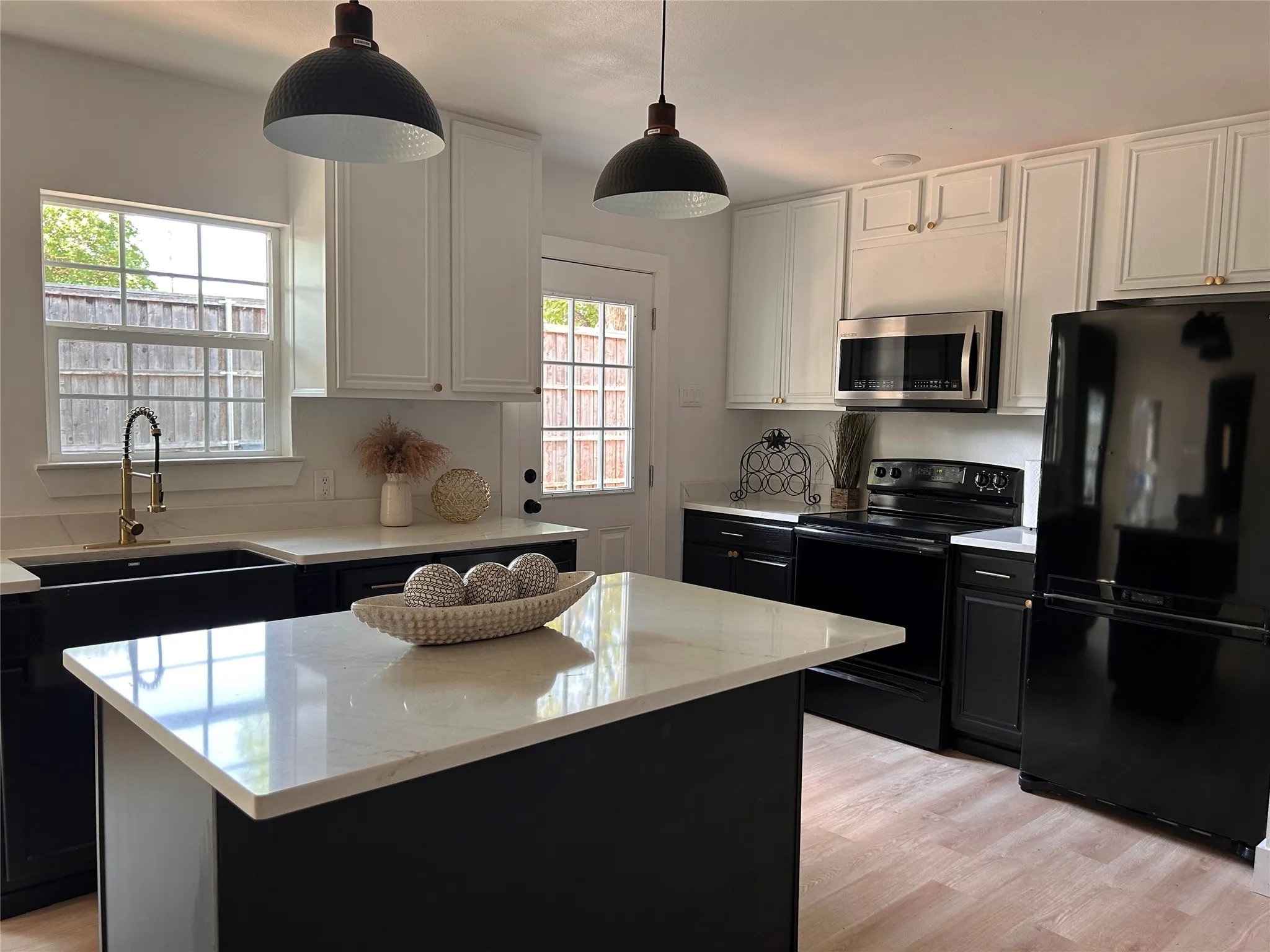 Duplex For Rent in Tarrant County , 209 Kerby Street, Arlington, Texas 76013, 2 Bedroom, 1 Bathroom, 1 Garage spaces, 903 Sqft, built in 1951, mls#21347136, Real Estate Agent in Arlington, Homes For Rent in Tarrant county, Homes For Rent in Arlington, Realtor in Arlington Texas, Real Estate Brokerage Independent Realty Texas, Luminita Cordes Realtor