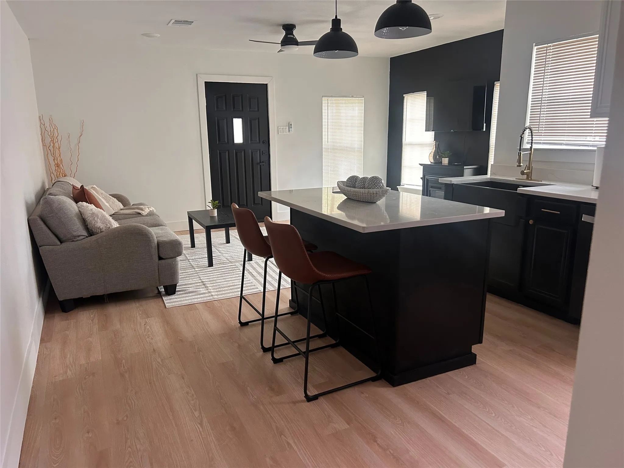 Duplex For Rent in Tarrant County , 209 Kerby Street, Arlington, Texas 76013, 2 Bedroom, 1 Bathroom, 1 Garage spaces, 903 Sqft, built in 1951, mls#21347136, Real Estate Agent in Arlington, Homes For Rent in Tarrant county, Homes For Rent in Arlington, Realtor in Arlington Texas, Real Estate Brokerage Independent Realty Texas, Luminita Cordes Realtor