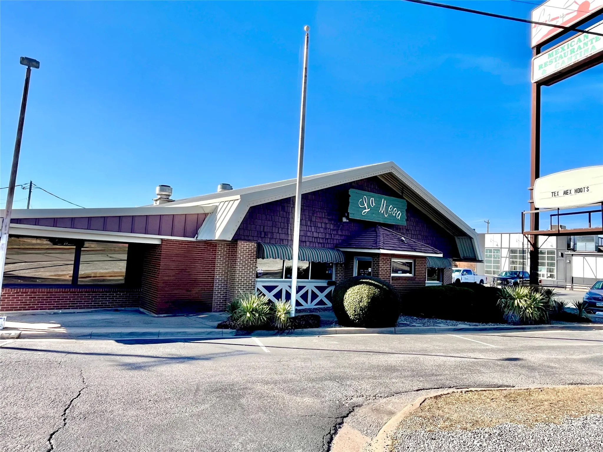 Includes large Commercial Sign