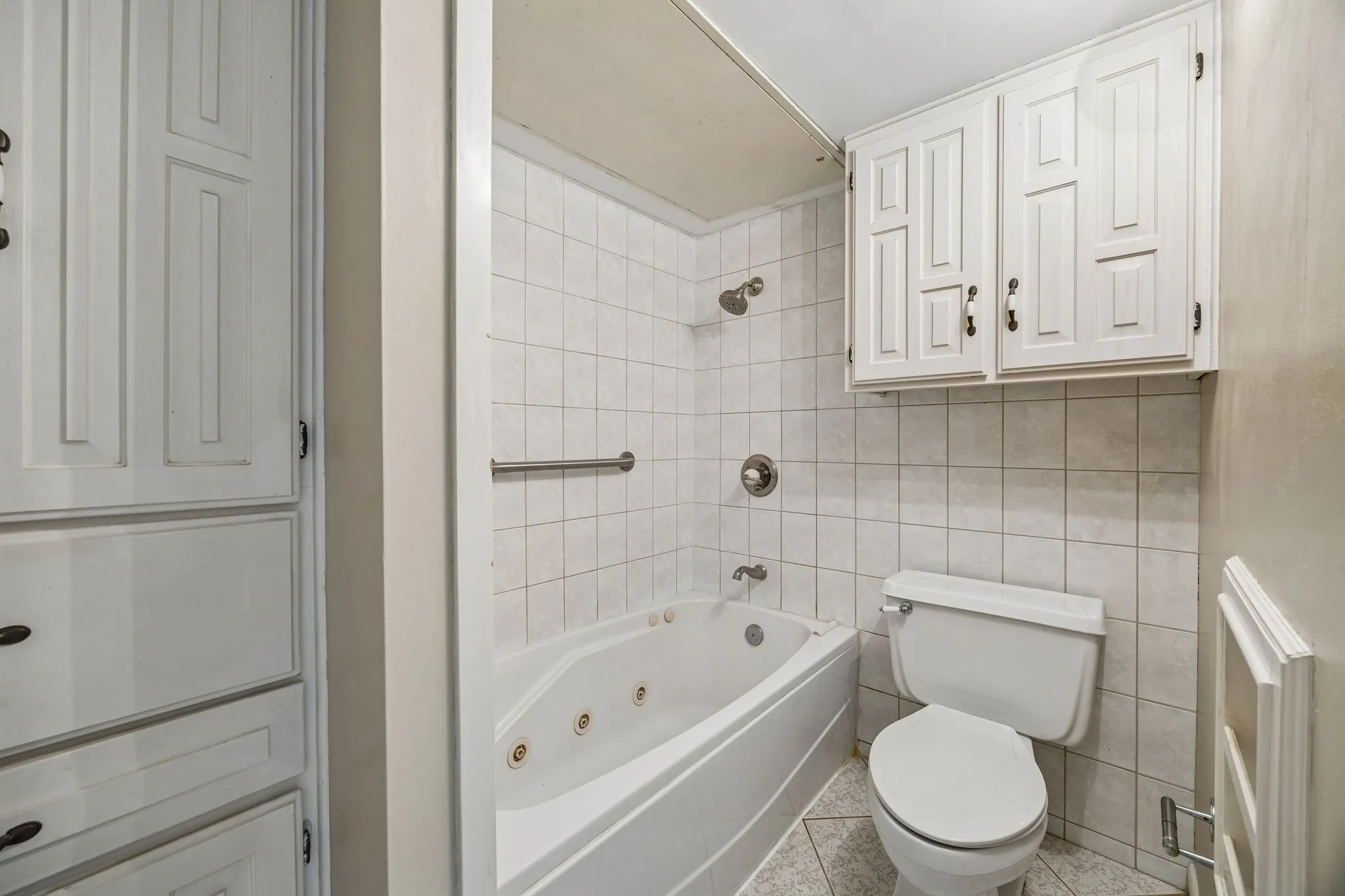 Townhouse For Sale in Dallas County , 2920 Shady Lake Circle, Carrollton, Texas 75006, 5 Bedroom, 3 Bathroom, 2 Garage spaces, 2,642 Sqft, built in 1972, mls#21322993, Real Estate Agent in Carrollton, Homes For Sale in Dallas county, Homes For Sale in Carrollton, Realtor in Carrollton Texas, Real Estate Brokerage Independent Realty Texas, Luminita Cordes Realtor