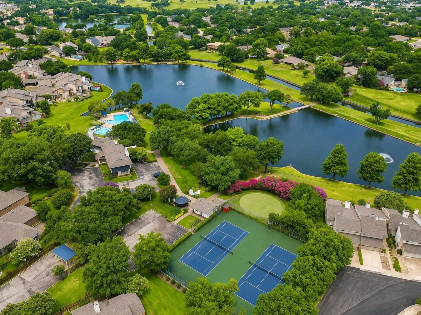 Townhouse For Sale in Dallas County , 2920 Shady Lake Circle, Carrollton, Texas 75006, 5 Bedroom, 3 Bathroom, 2 Garage spaces, 2,642 Sqft, built in 1972, mls#21322993, Real Estate Agent in Carrollton, Homes For Sale in Dallas county, Homes For Sale in Carrollton, Realtor in Carrollton Texas, Real Estate Brokerage Independent Realty Texas, Luminita Cordes Realtor