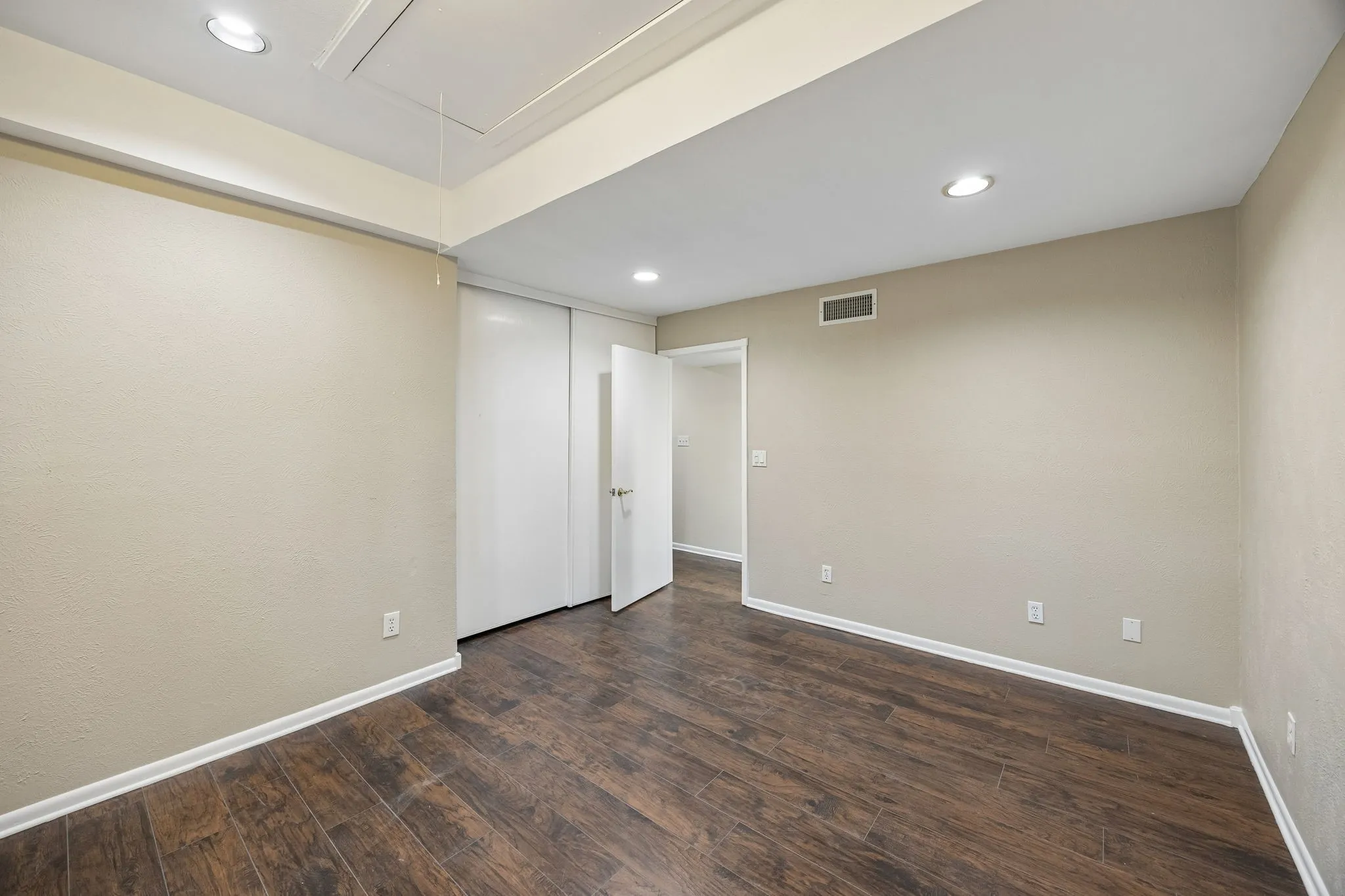 Townhouse For Sale in Dallas County , 2920 Shady Lake Circle, Carrollton, Texas 75006, 5 Bedroom, 3 Bathroom, 2 Garage spaces, 2,642 Sqft, built in 1972, mls#21322993, Real Estate Agent in Carrollton, Homes For Sale in Dallas county, Homes For Sale in Carrollton, Realtor in Carrollton Texas, Real Estate Brokerage Independent Realty Texas, Luminita Cordes Realtor