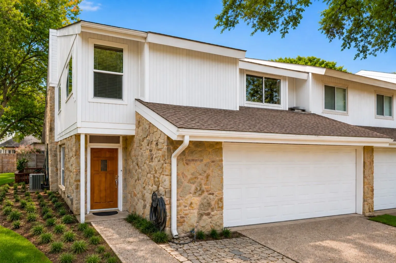 Townhouse For Sale in Dallas County , 2920 Shady Lake Circle, Carrollton, Texas 75006, 5 Bedroom, 3 Bathroom, 2 Garage spaces, 2,642 Sqft, built in 1972, mls#21322993, Real Estate Agent in Carrollton, Homes For Sale in Dallas county, Homes For Sale in Carrollton, Realtor in Carrollton Texas, Real Estate Brokerage Independent Realty Texas, Luminita Cordes Realtor